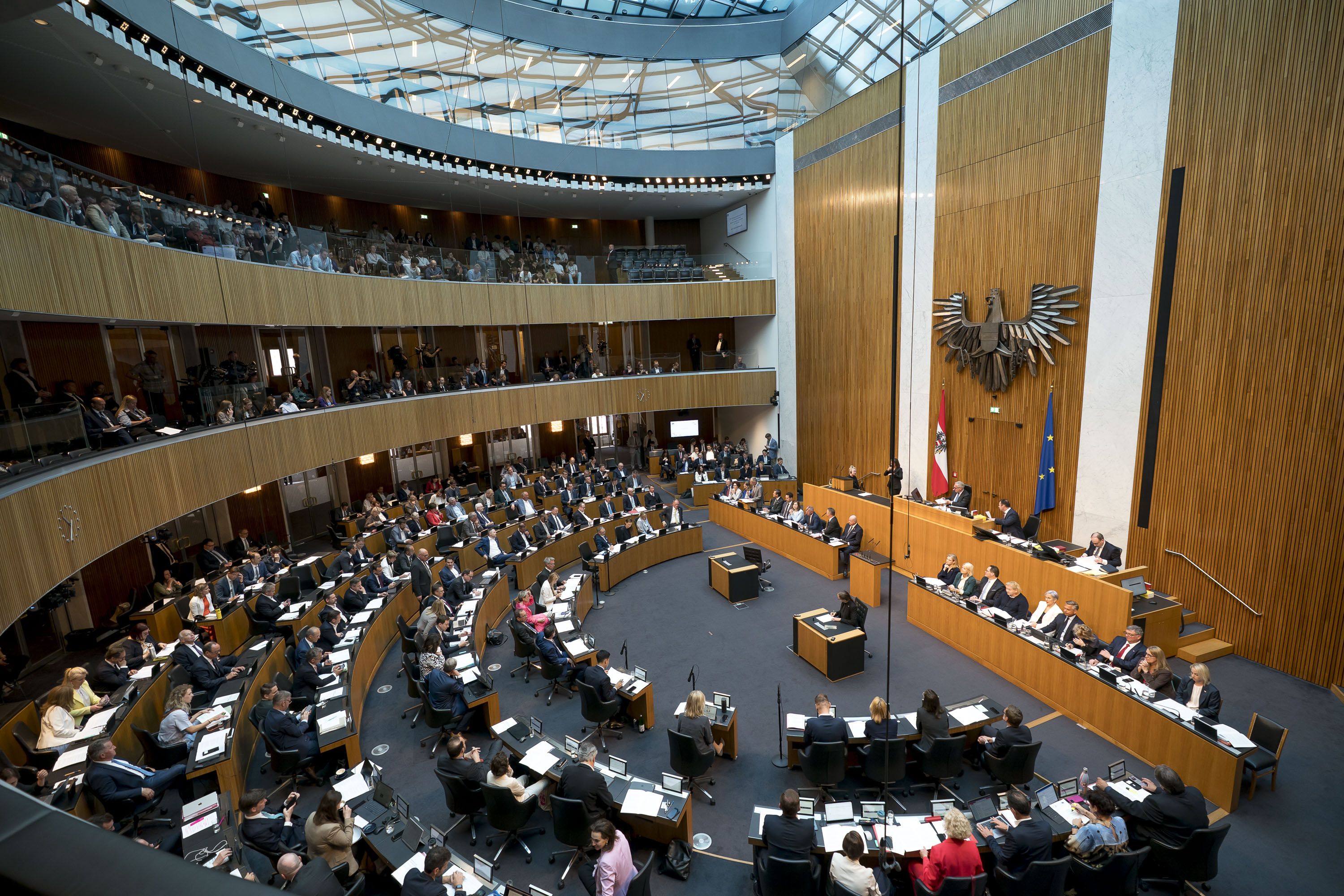 Die Minister und Staatssekretäre auf der XXL-Regierungsbank 