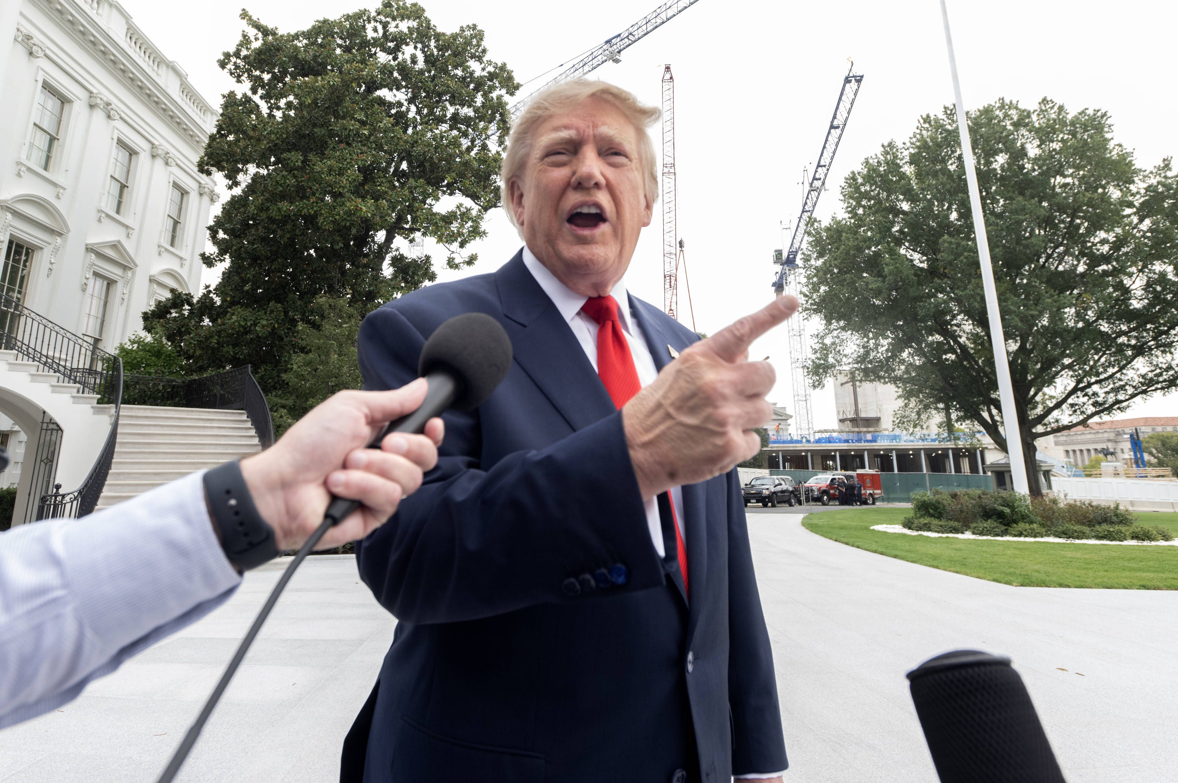US-Präsident Donald J. Trump spricht am Samstag, dem 10. Oktober 2026, vor seiner Abreise vom South Lawn des Weißen Hauses in Washington, D.C., auf dem Weg nach Clarksville, Tennessee, mit den Medien.