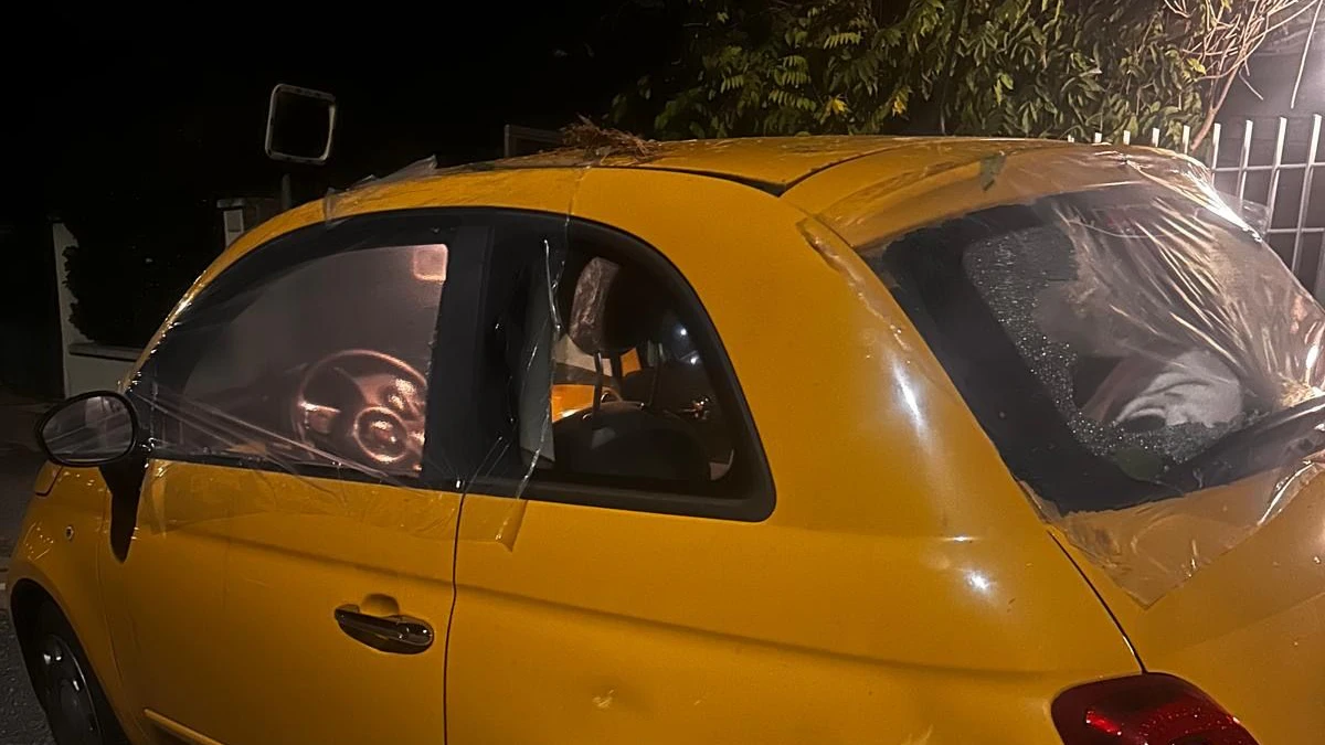Mann (42) soll mit Fahrradständer Auto demoliert haben