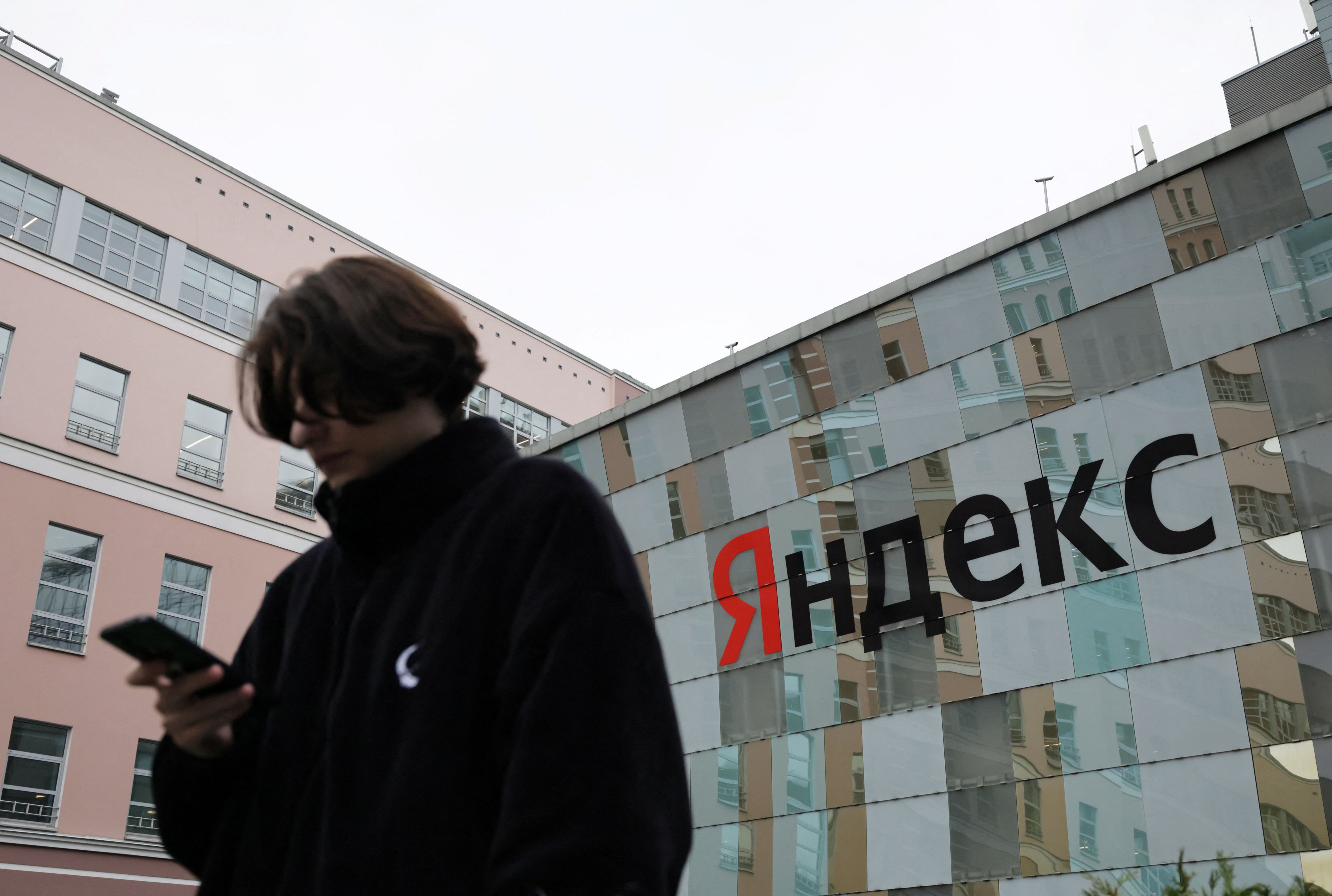 Nach mehreren Angriffen kämpft der russische Tech-Konzern Yandex mit den Folgen. Tausende Firmen nutzen seine Cloud, während das Ausmaß der Schäden unklar bleibt.