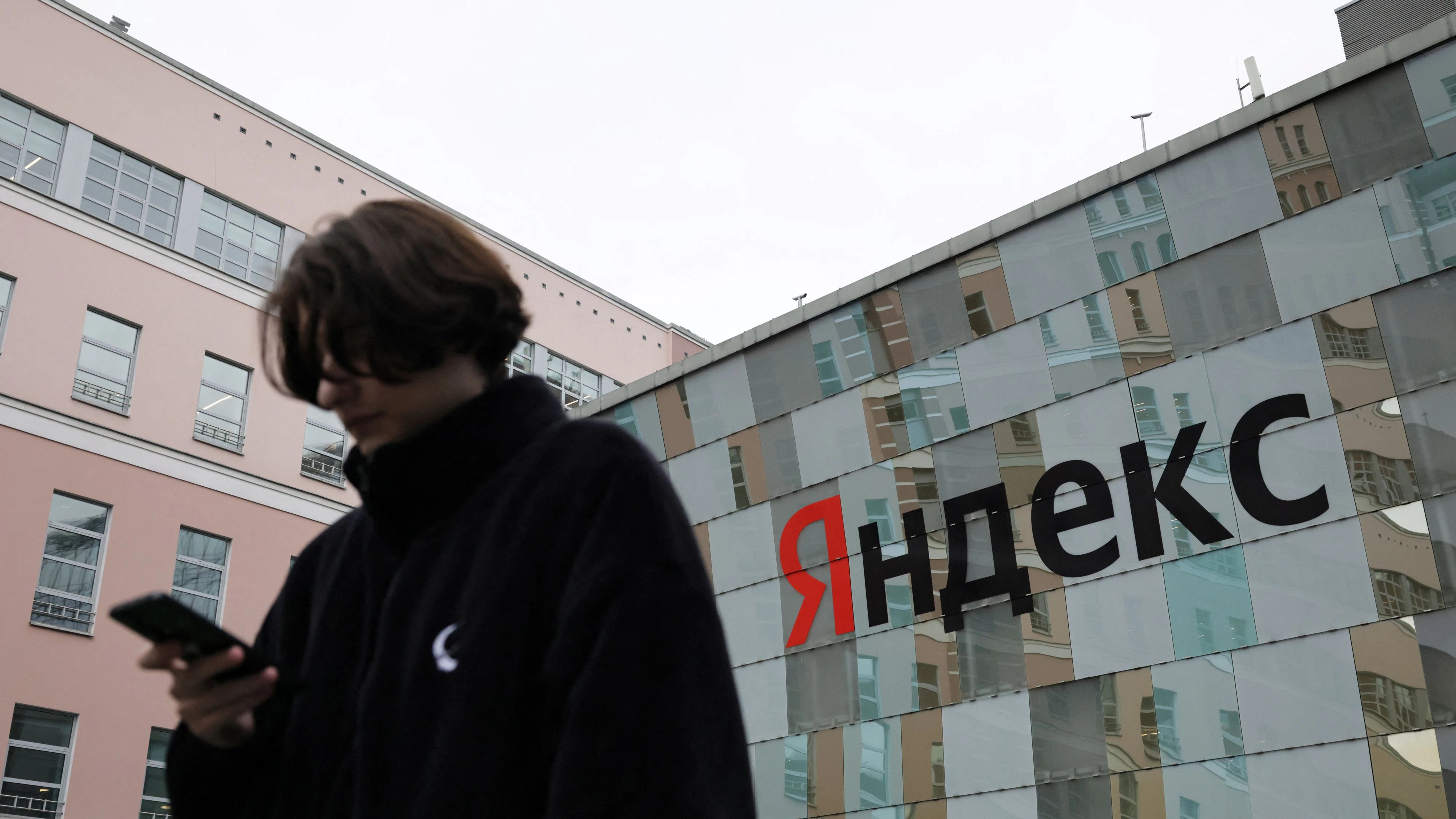 Nach mehreren Angriffen kämpft der russische Tech-Konzern Yandex mit den Folgen. Tausende Firmen nutzen seine Cloud, während das Ausmaß der Schäden unklar bleibt.