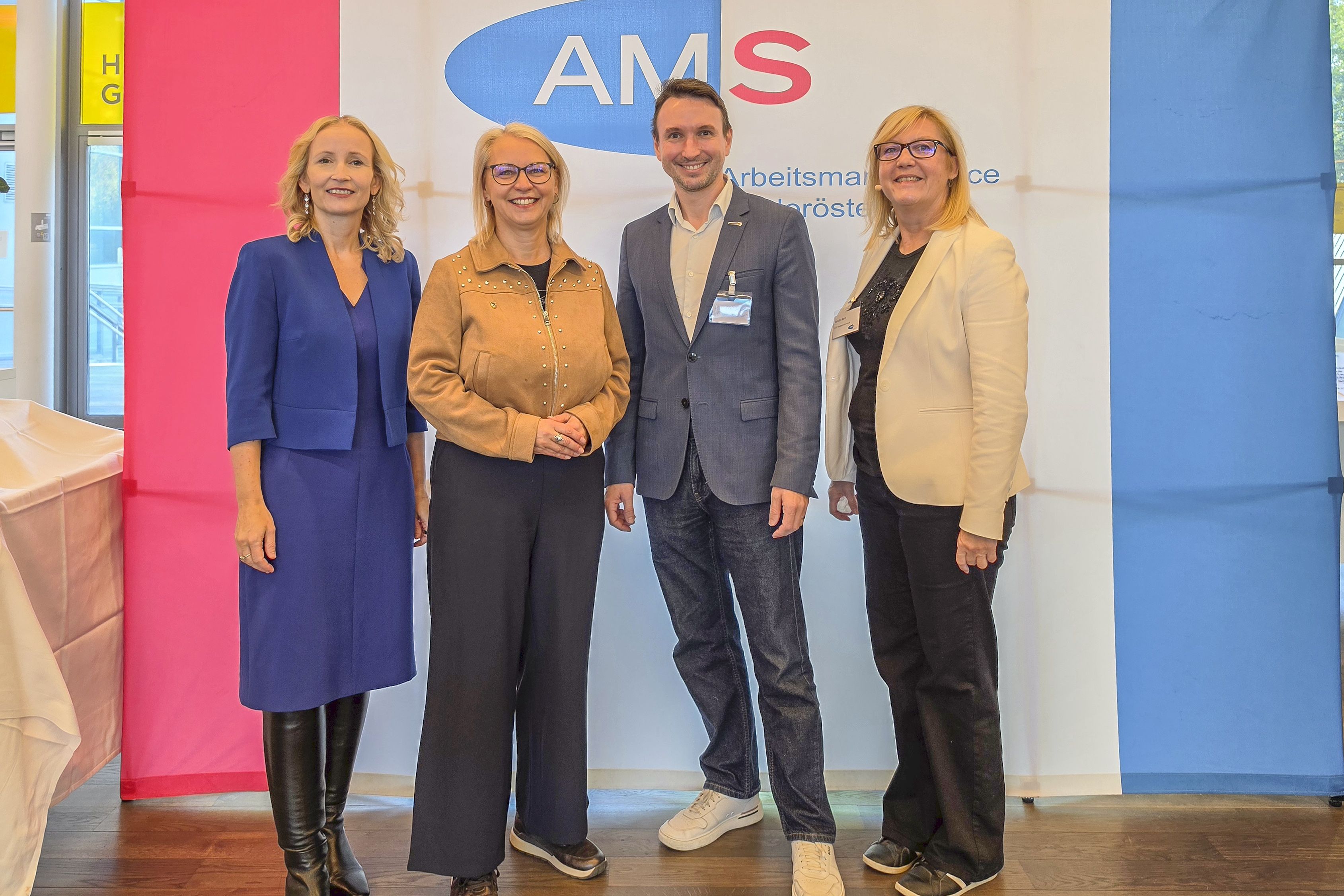 v.l.n.r.: AMS NÖ-Vizechefin Karmen Frena, Vizepräsidentin des NÖ GVV Marion Török, Vizepräsident des NÖ Gemeindebundes Lambert Handl, AMS NÖ-Landesgeschäftsführerin Sandra Kern