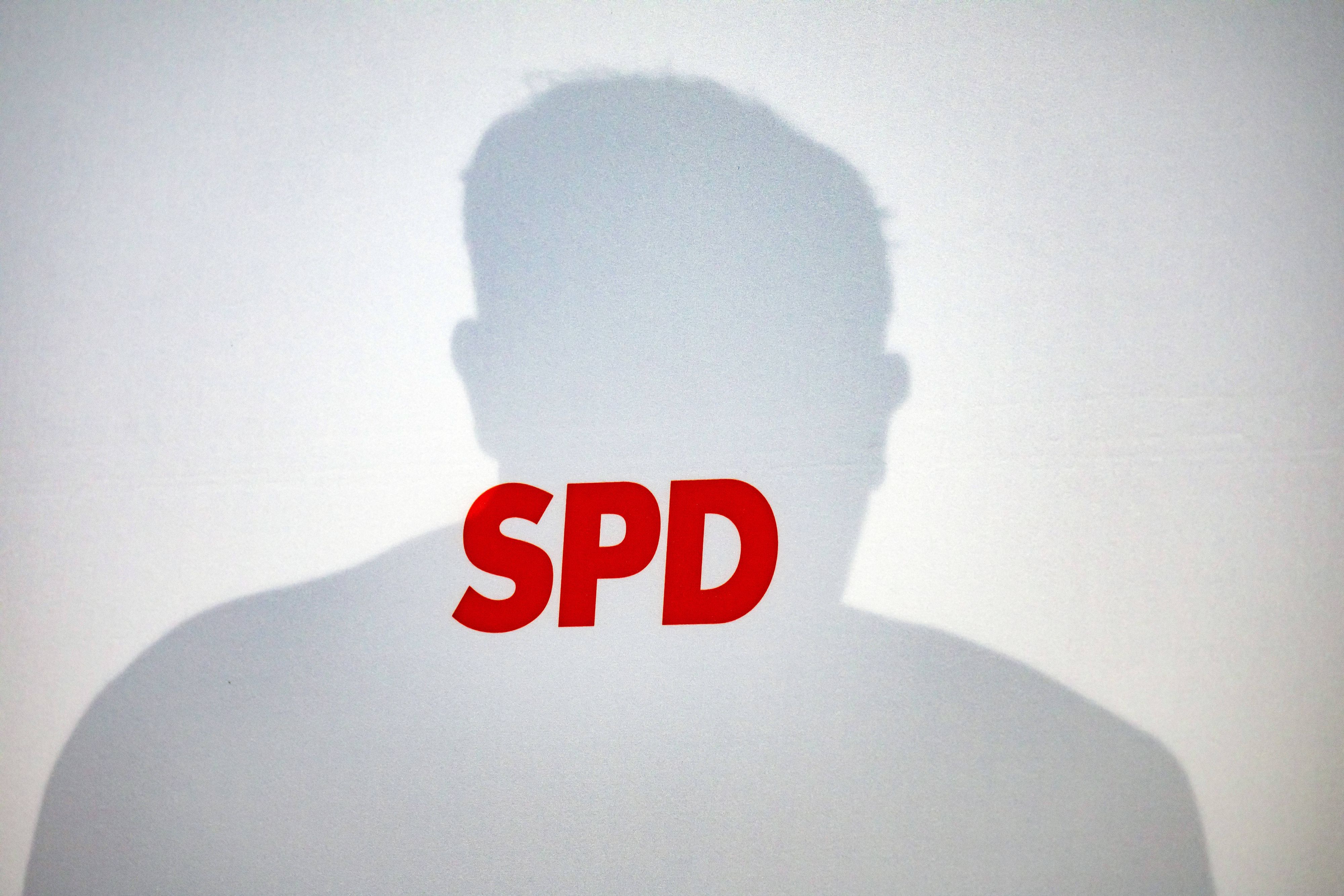 Parteivorsitzender der SPD Lars Klingbeil wirft seine Schatten auf dem SPD Logo bei einer Pressekonferenz im Willy-Brandt-Haus in Berlin.