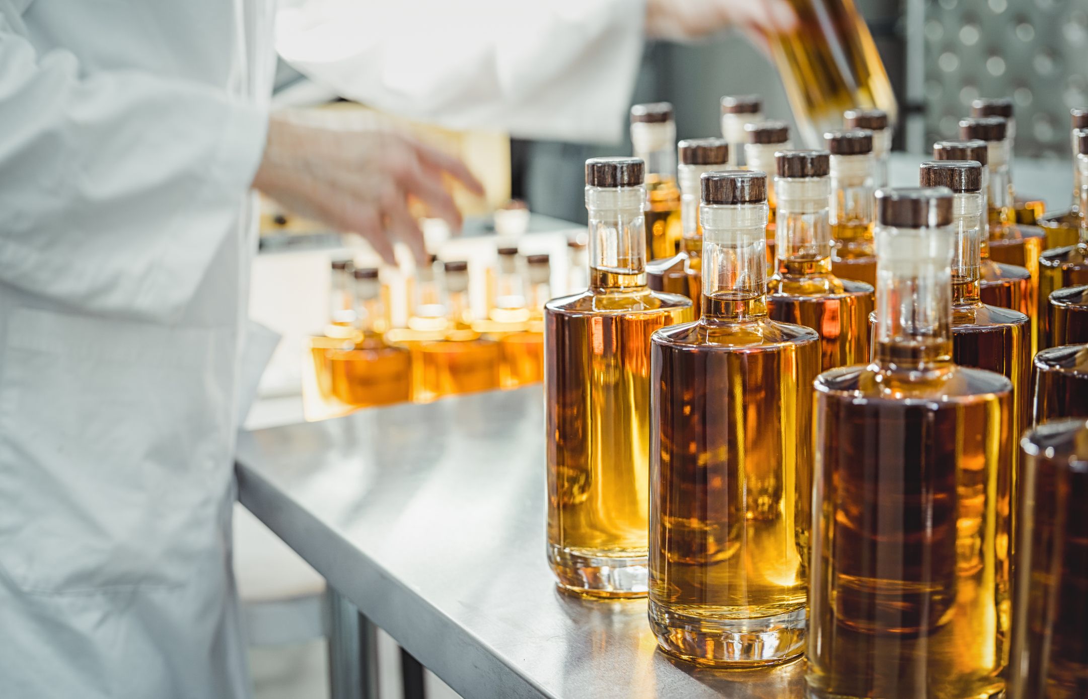 Das Unternehmen startete in einer Garage, produziert jetzt zahlreiche Alkoholika – unter anderem 8 verschiedene Gins-Sorten (Symbolfoto).