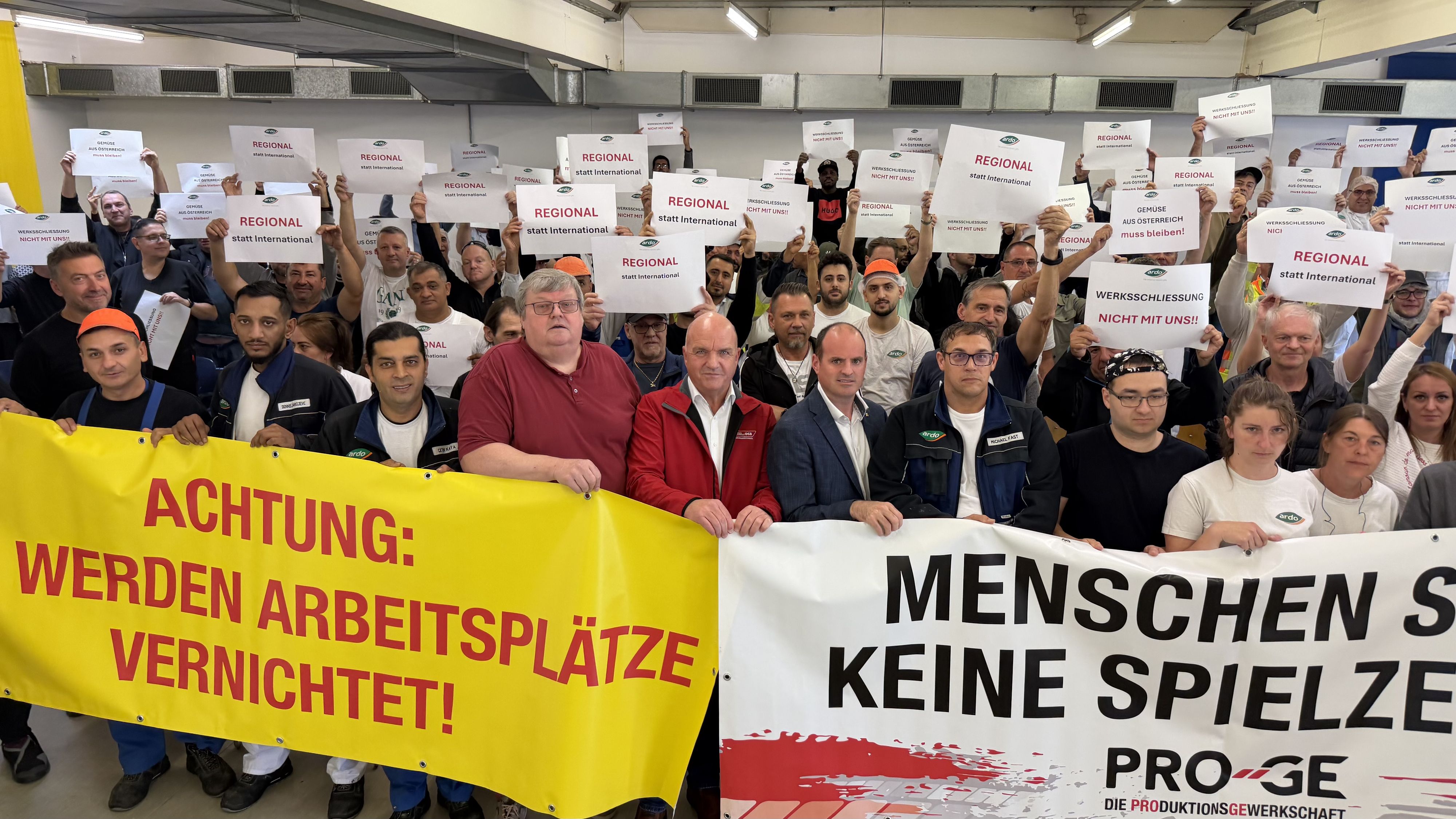 Arbeiterkammer NÖ-Präsident Markus Wieser mit betroffenen Mitarbeitern