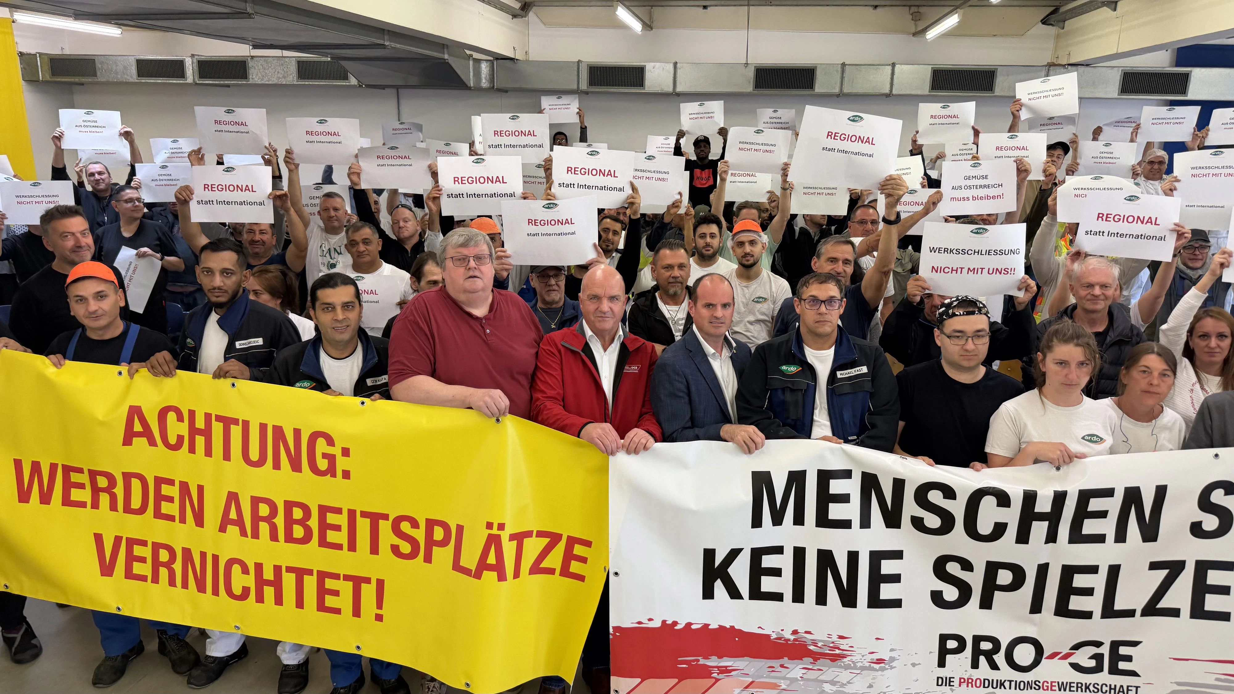 Arbeiterkammer NÖ-Präsident Markus Wieser mit betroffenen Mitarbeitern