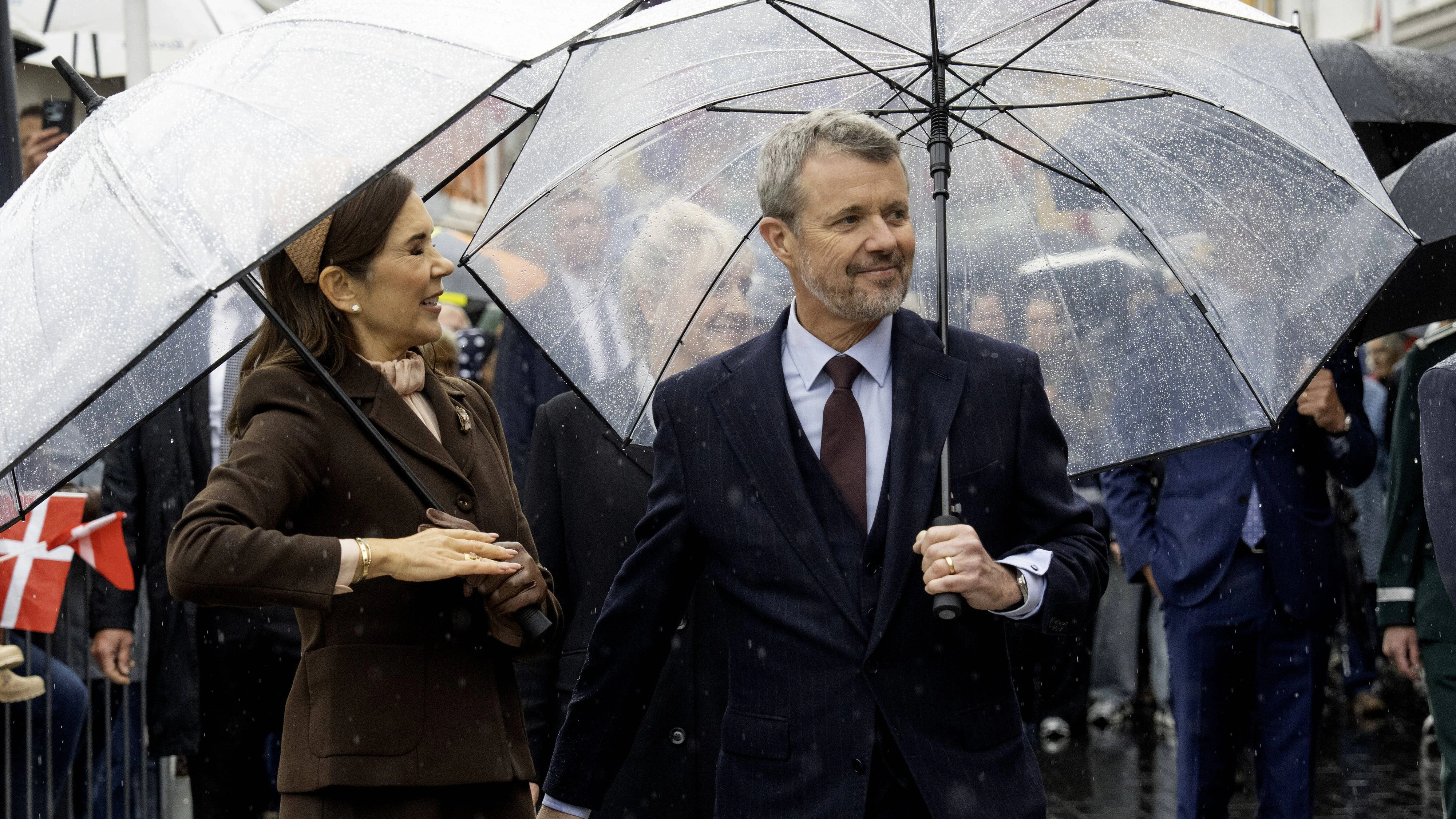 Autsch! Königin Mary bekommt in Skive den Regenschirm ihres Mannes ins Auge.