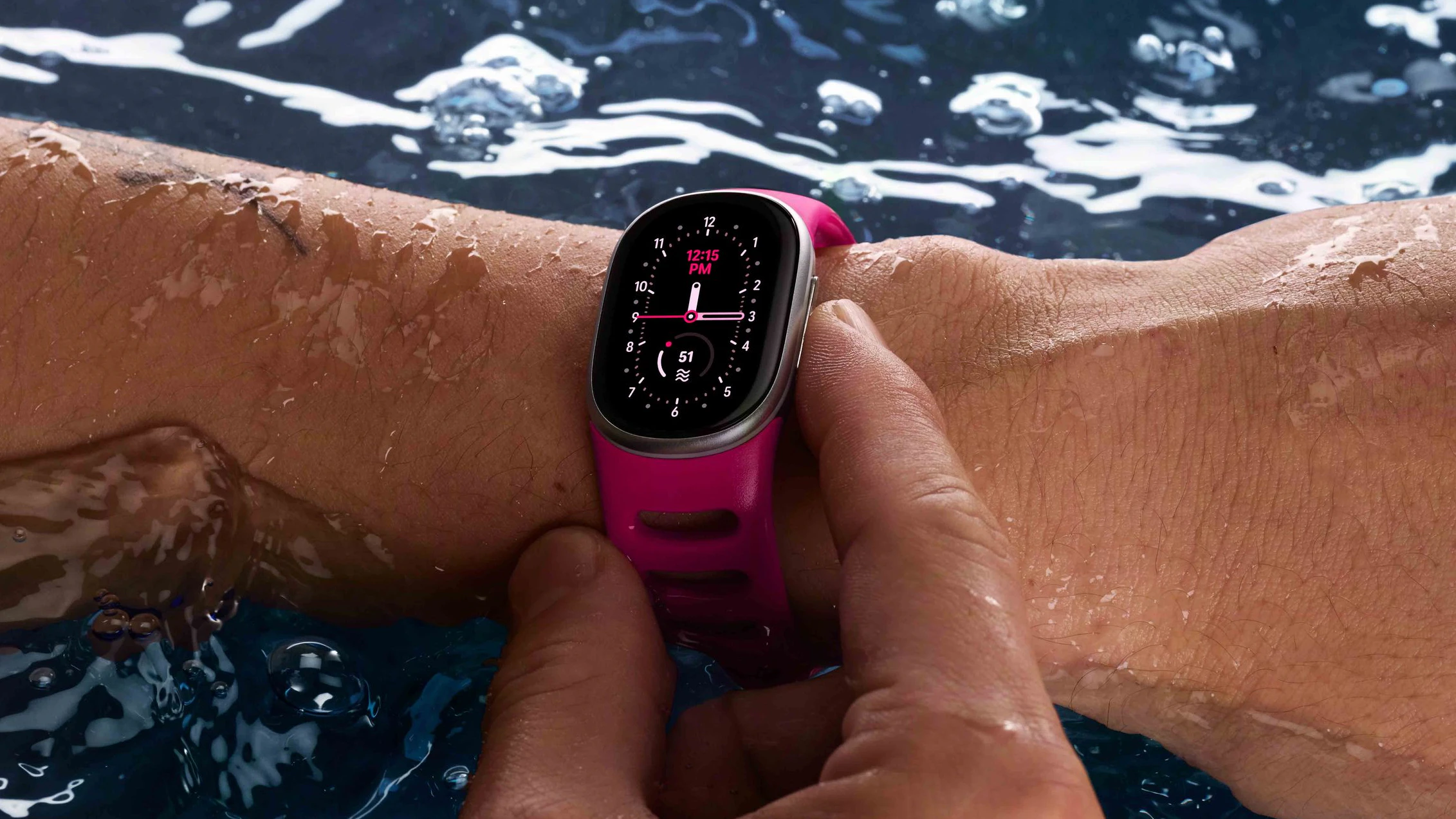 Das 1,34 Zoll große AMOLED-Display bietet laut Google 46 Prozent mehr Anzeigefläche als frühere Fitbit-Tracker.
