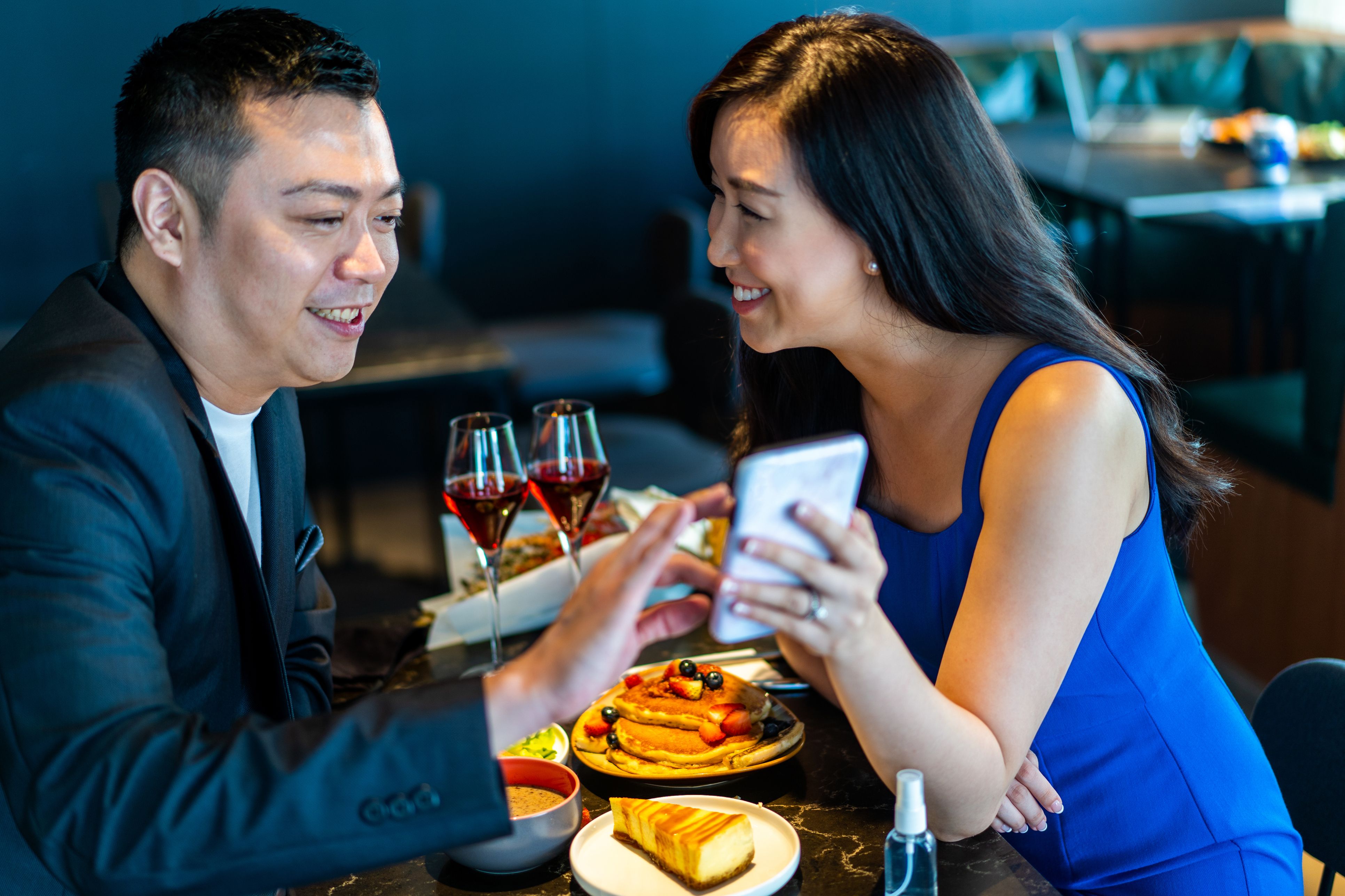 Ein asiatisches Paar auf einem Date (Symbolbild)