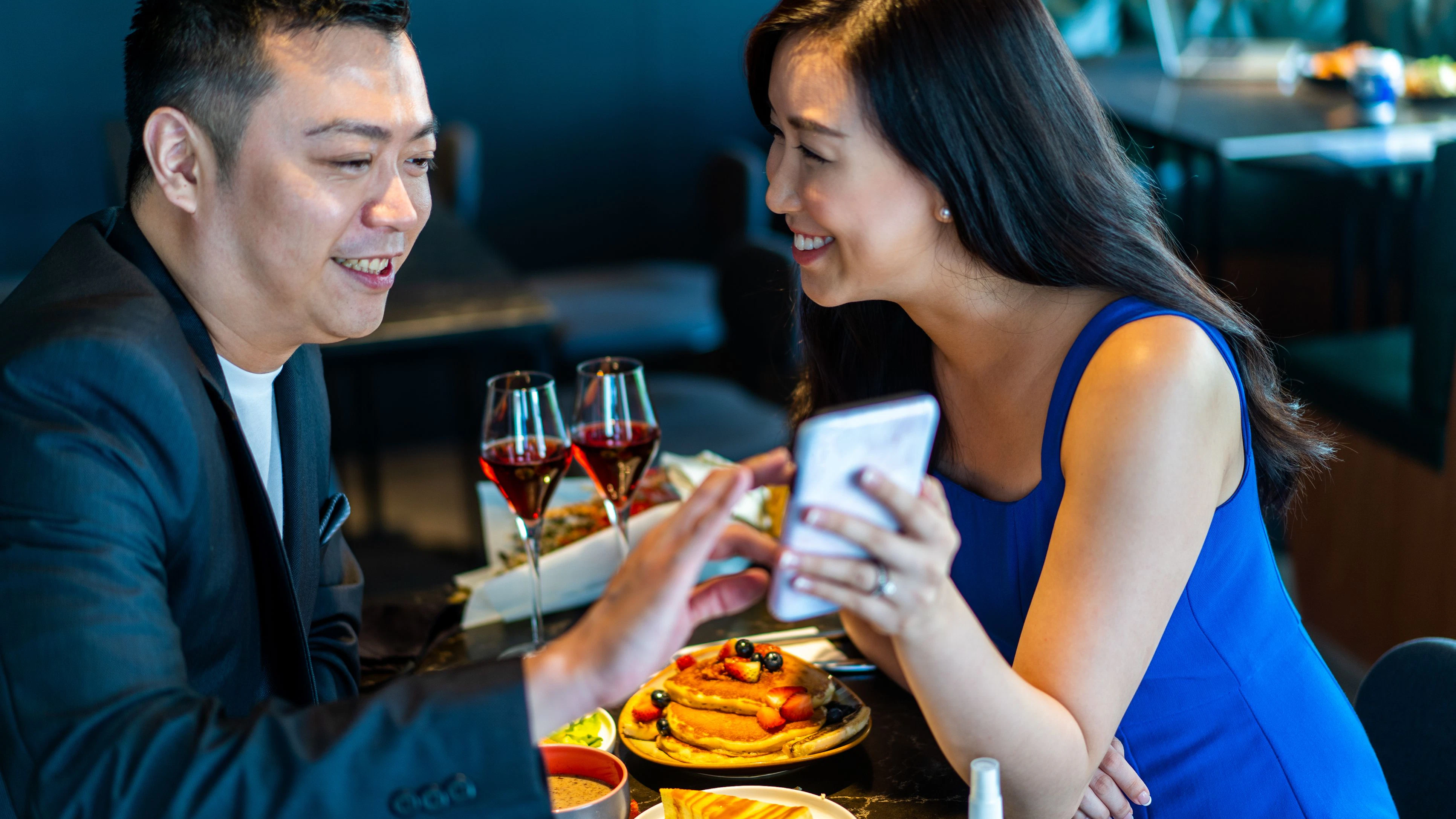 Ein asiatisches Paar auf einem Date (Symbolbild)