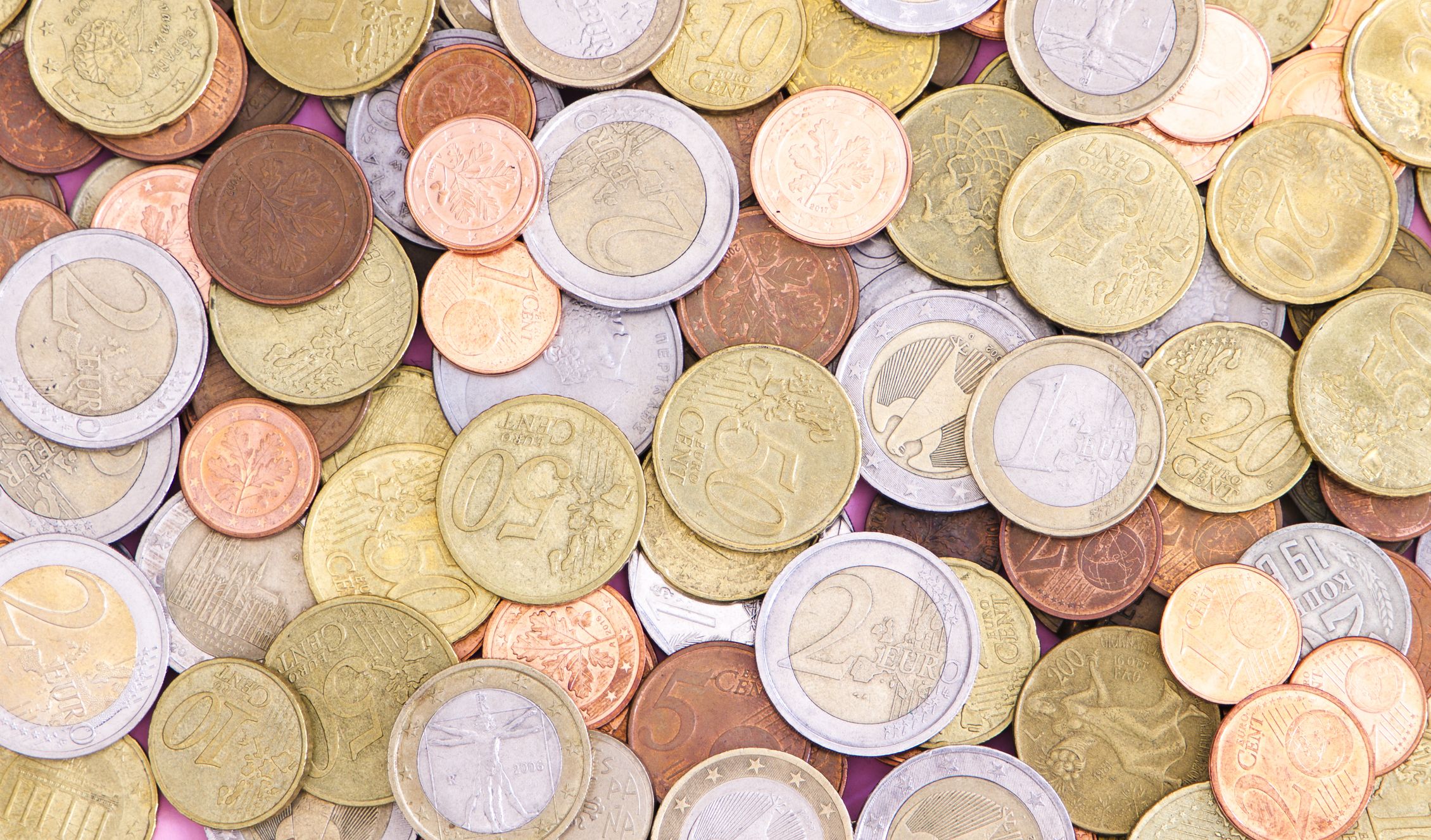 Manche Euro-Münzen sind weit mehr wert als ihr Nennwert. Entscheidend sind Auflage, Zustand und echte Prägefehler – hohe Online-Angebote allein reichen nicht.