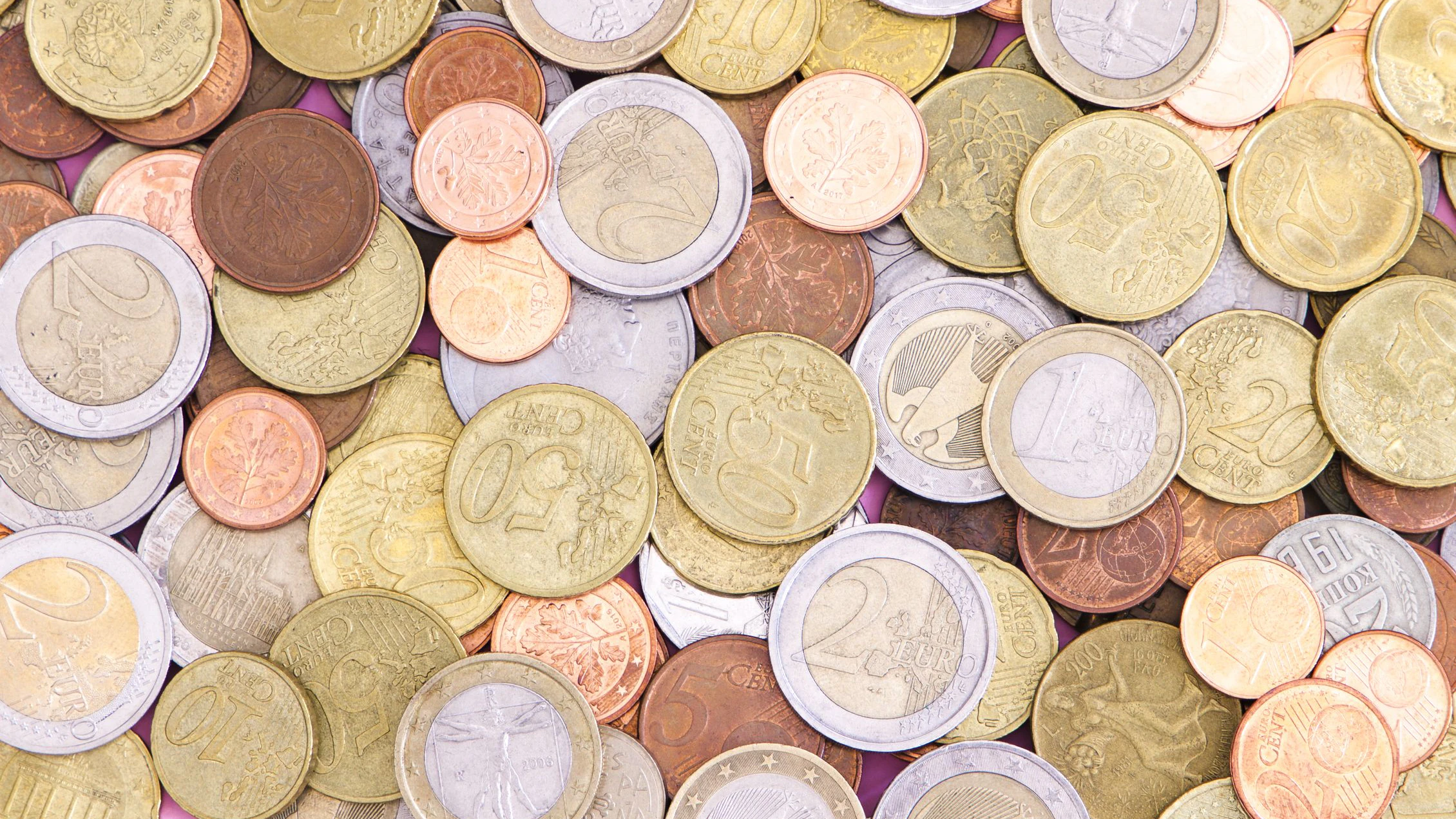 Manche Euro-Münzen sind weit mehr wert als ihr Nennwert. Entscheidend sind Auflage, Zustand und echte Prägefehler – hohe Online-Angebote allein reichen nicht.
