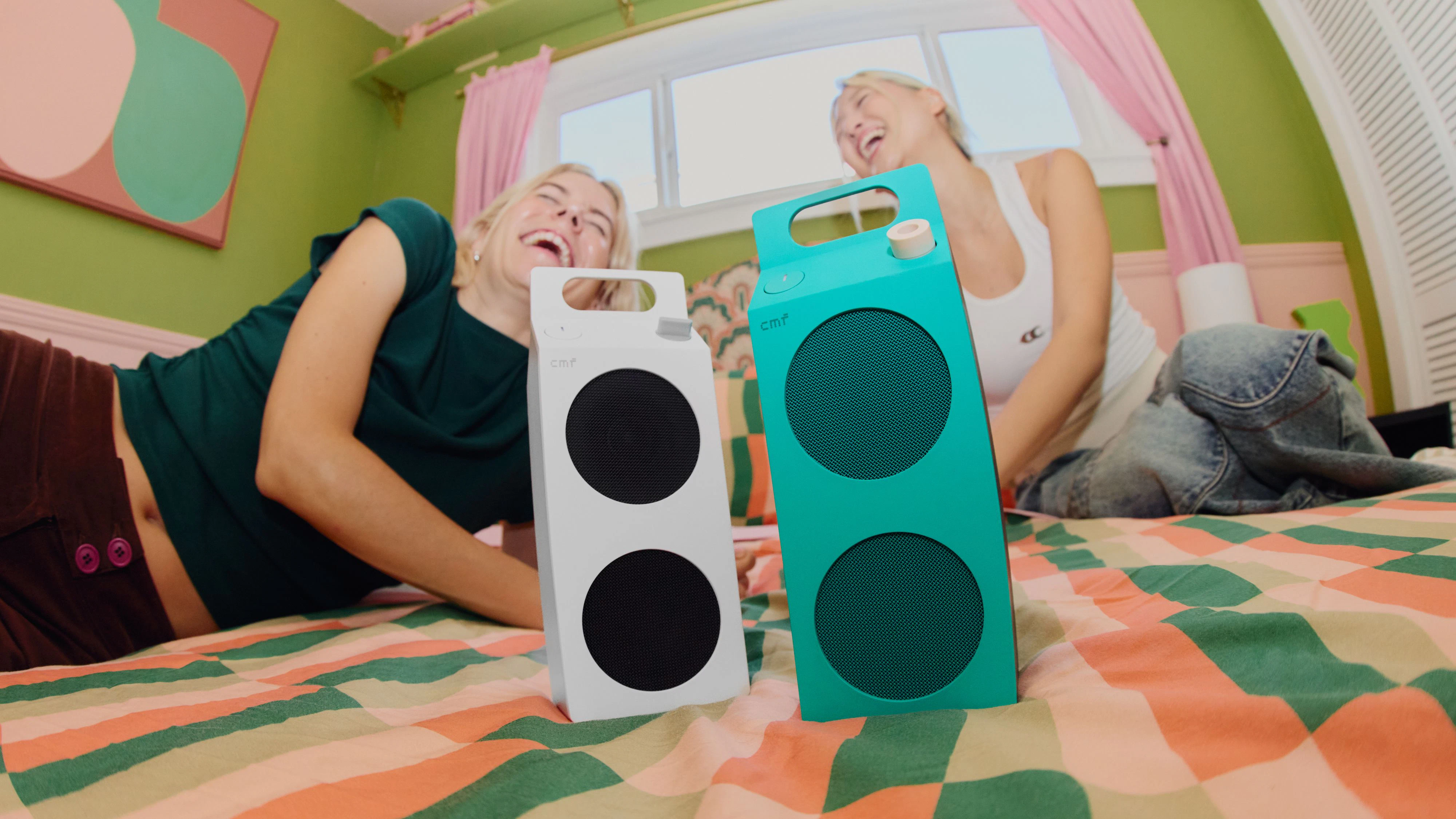 Zwei Lautsprecher desselben Modells lassen sich für die Stereo-Wiedergabe koppeln.