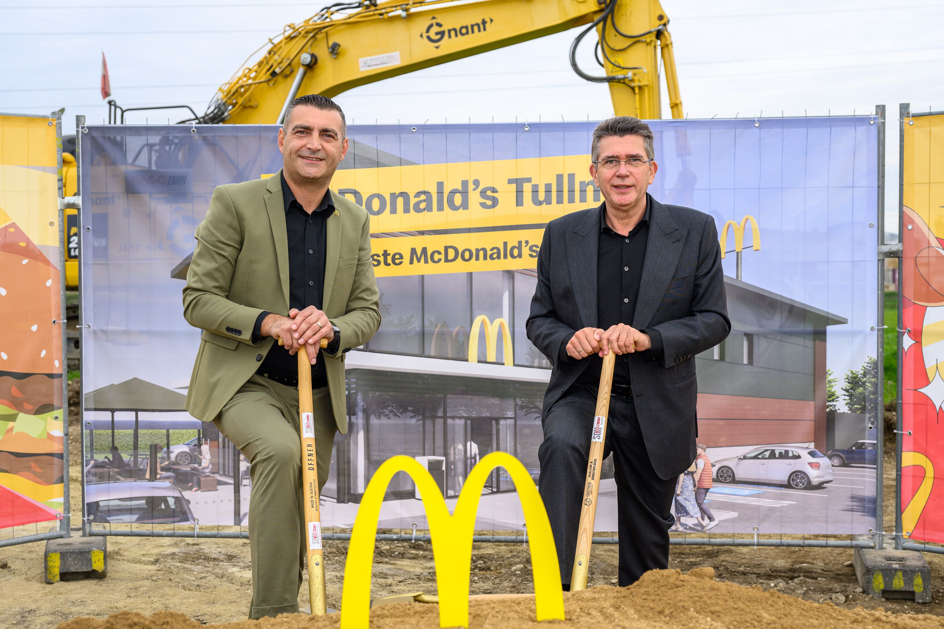 Auch Bürgermeister Peter Eisenschenk (rechts) war Gast beim Spatenstich für das neue McDonald's Restaurant von Franchisenehmer Ugur Ok (links) in Tulln. 