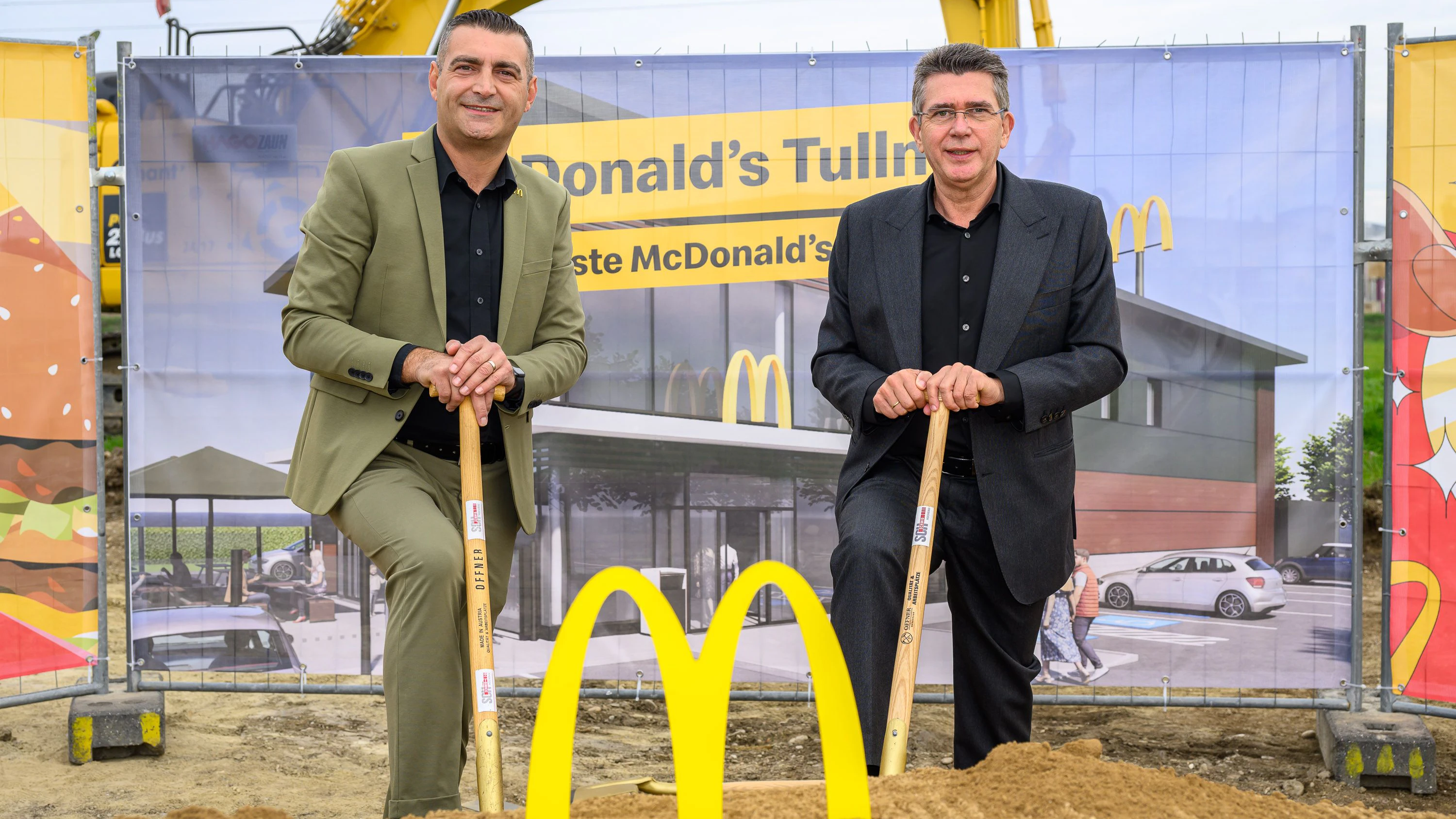 Auch Bürgermeister Peter Eisenschenk (rechts) war Gast beim Spatenstich für das neue McDonald's Restaurant von Franchisenehmer Ugur Ok (links) in Tulln. 