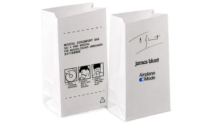 „Wenn du ein Bundle meines neuen Albums direkt in meinem offiziellen Onlineshop bestellst, bekommst du eine passende Luftkrankheitstüte, unterschrieben von mir“, erklärte Blunt bei X .