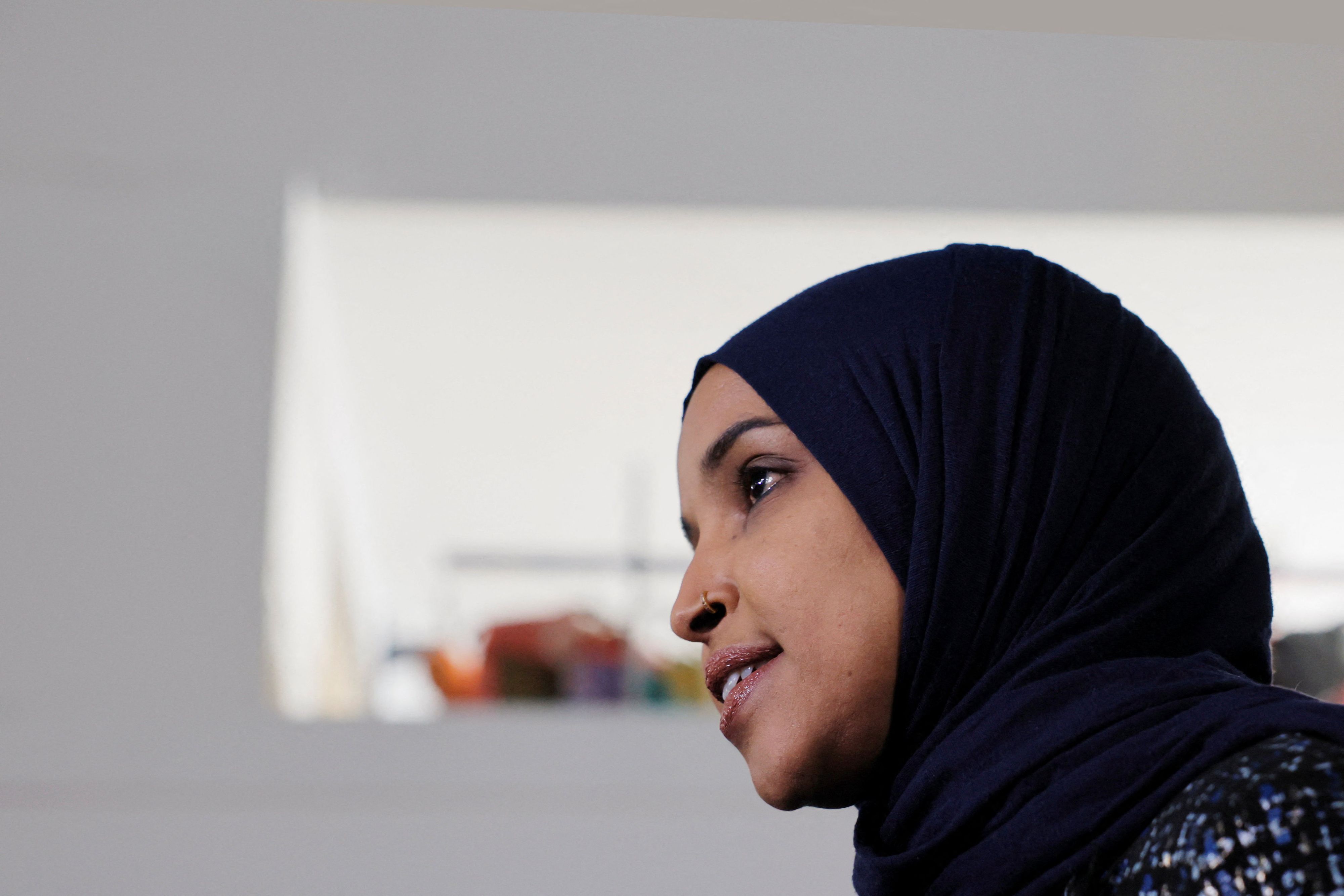 Omar, die als schwarze Abgeordnete immer wieder im Mittelpunkt steht, wurde in den USA mehrfach Zielscheibe. 