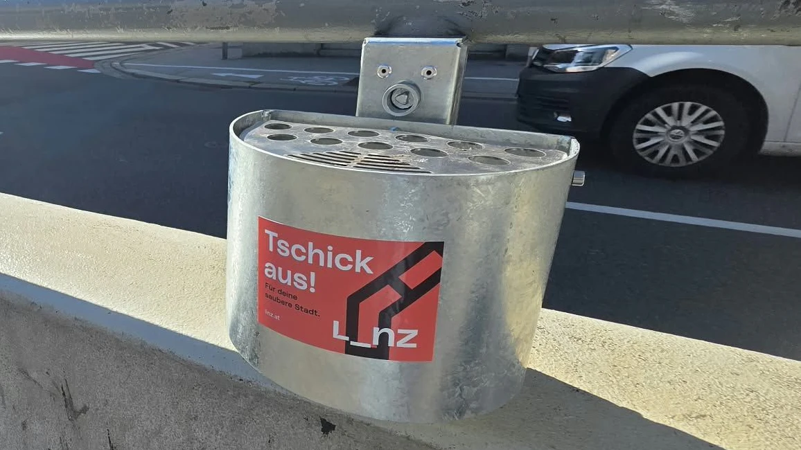 Einer der neuen Aschenbecher hängt schon bei der Haltestelle Rudolfstraße.