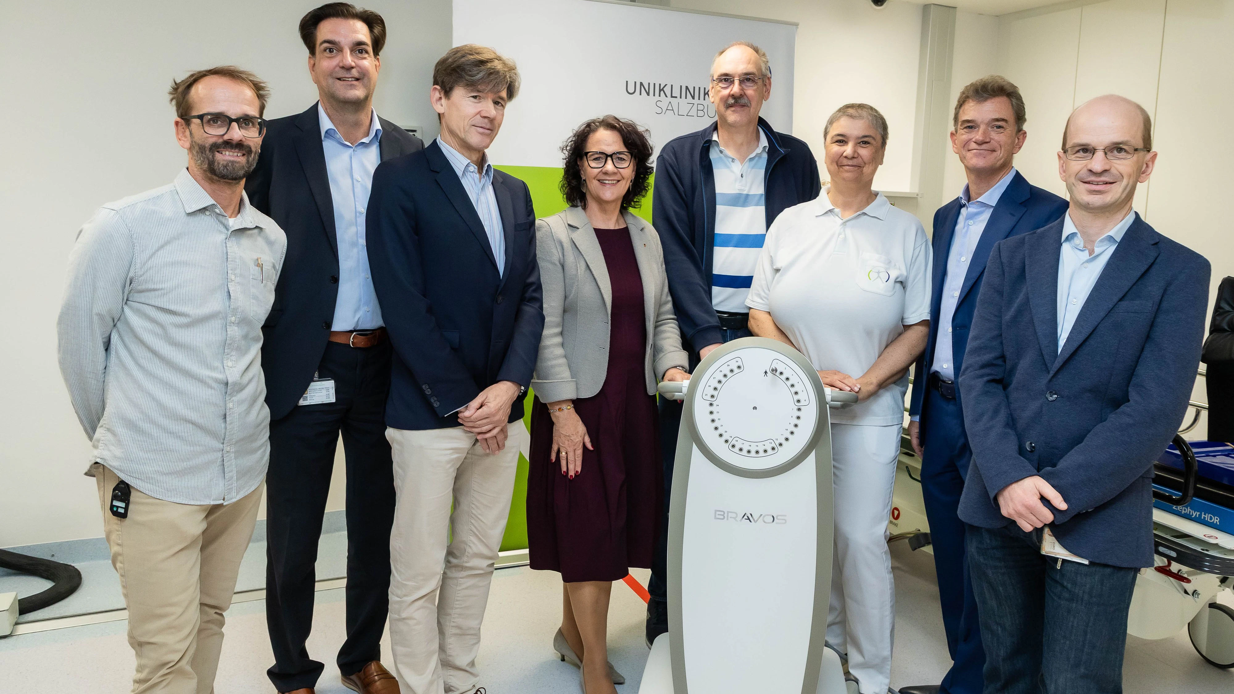 Das Team am Universitätsklinikum Salzburg mit dem neuen "Bravos"-Gerät.