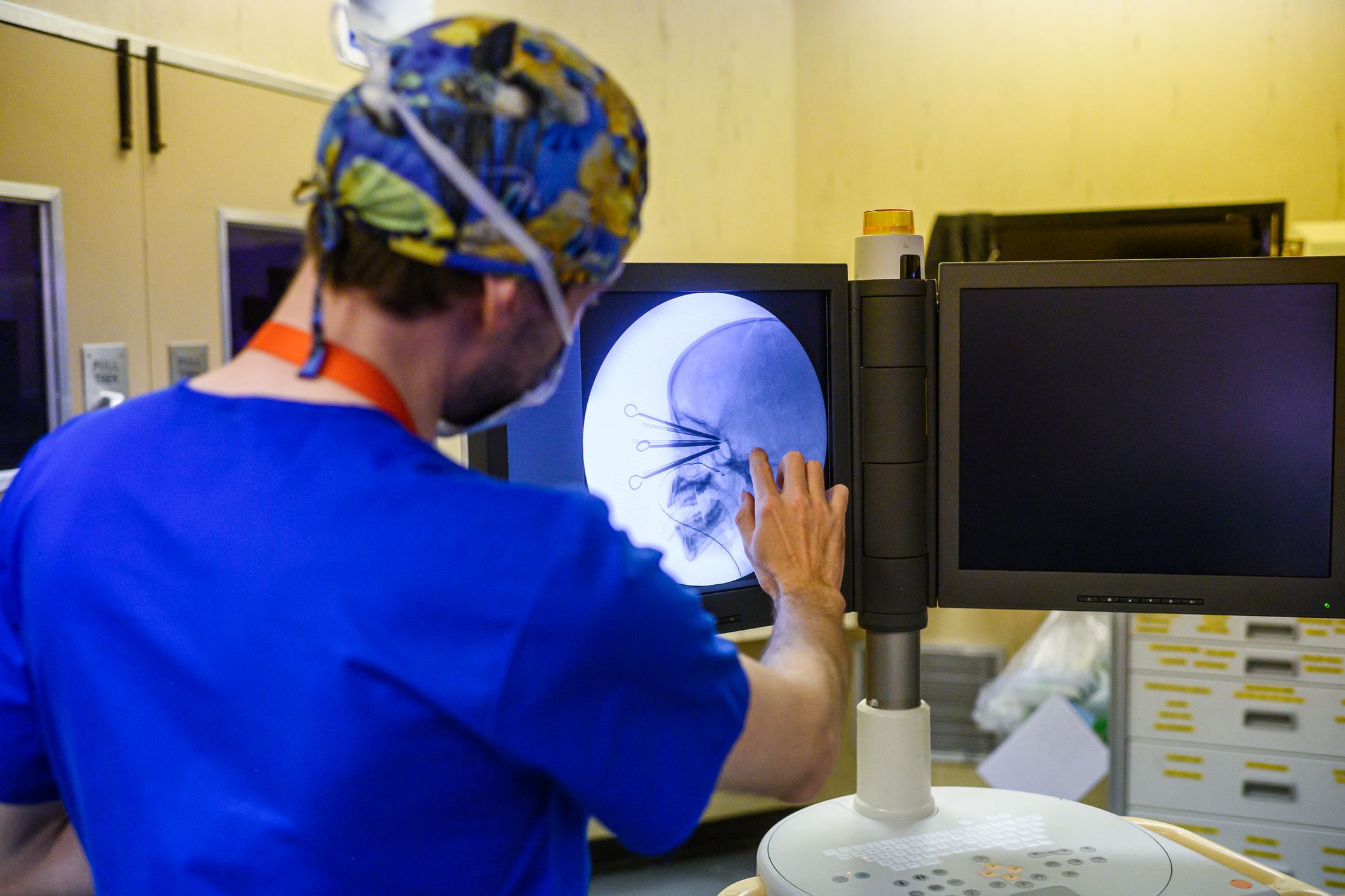 Ein Arzt beobachtet den medizinischen Scan während einer Brachytherapie (Symbolfoto)(.