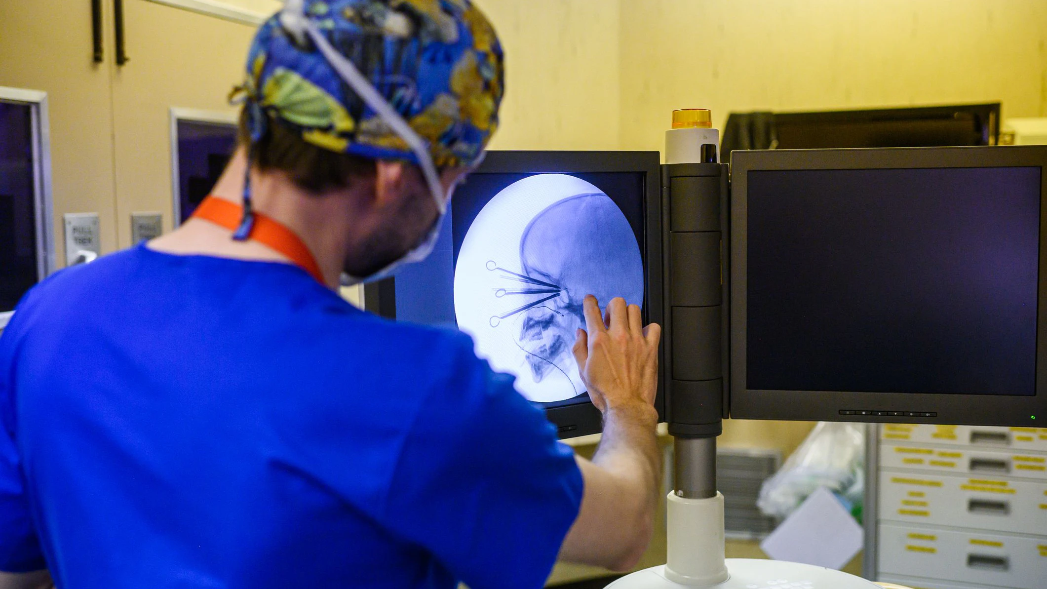 Ein Arzt beobachtet den medizinischen Scan während einer Brachytherapie (Symbolfoto)(.