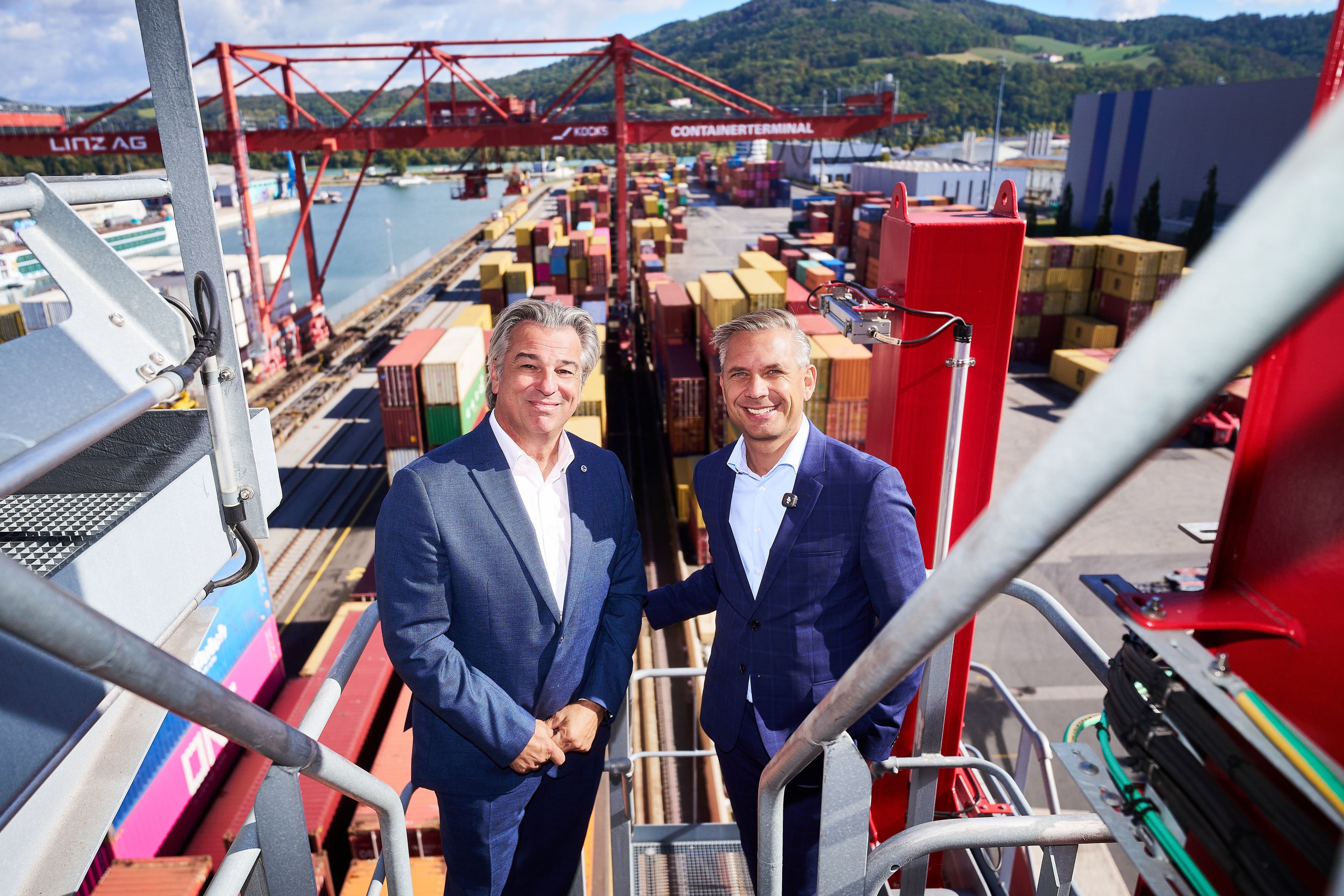 Wirtschaftsminister Wolfgang Hattmannsdorfer am Exportumschlag Linzer Hafen mit dem Leiter des Container-Terminals, Enrico Tiringer.