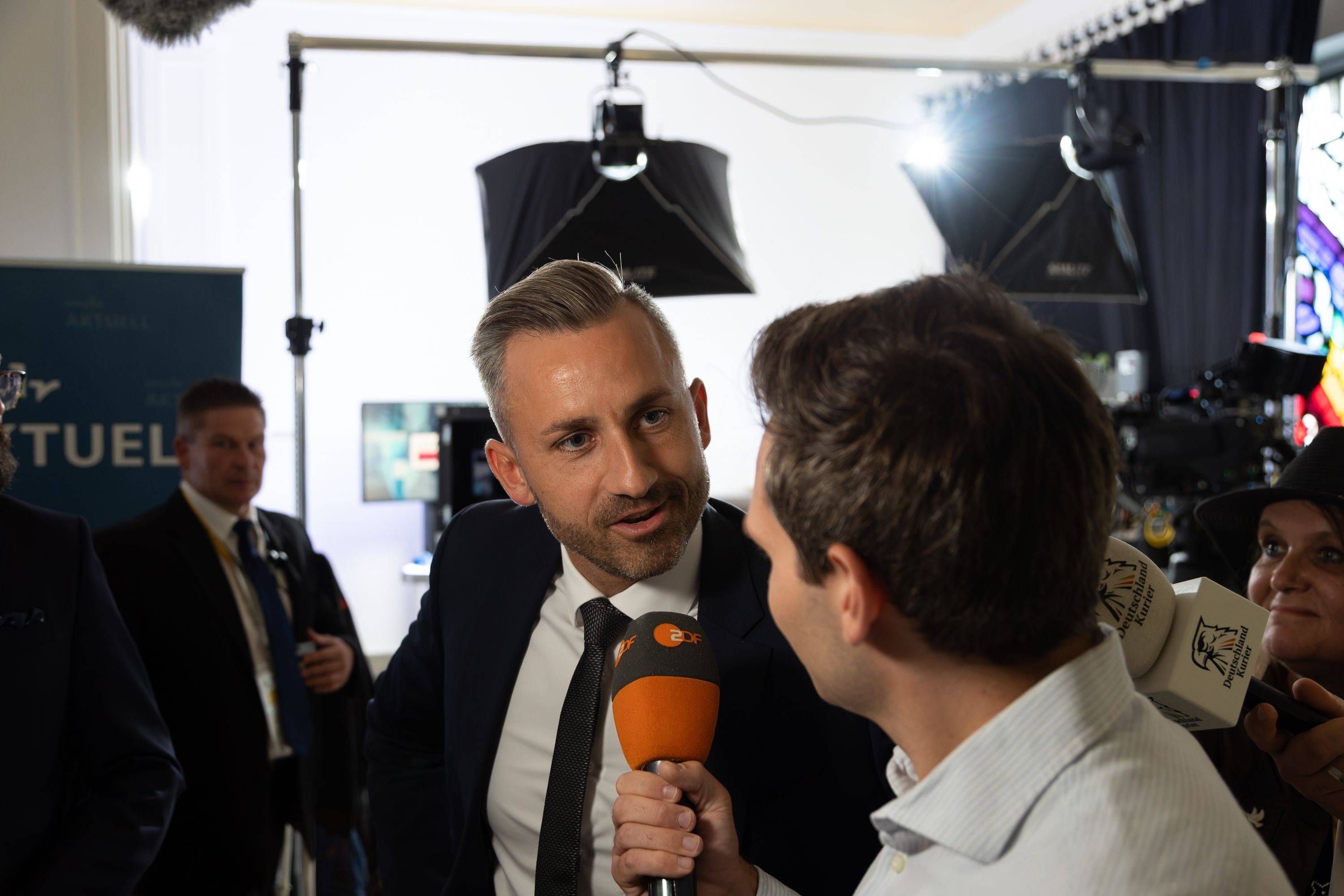 Ulrich Siegmund im Gespräch mit ZDF-Reporter Fabian Köstner. 