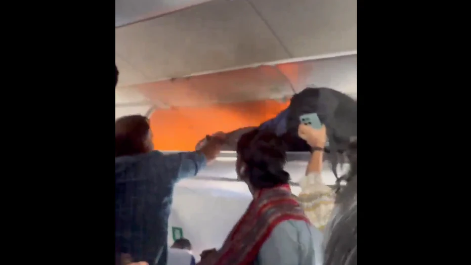 Passagiere an Bord von Flug 6E 6115 versuchen, das Feuer zu löschen