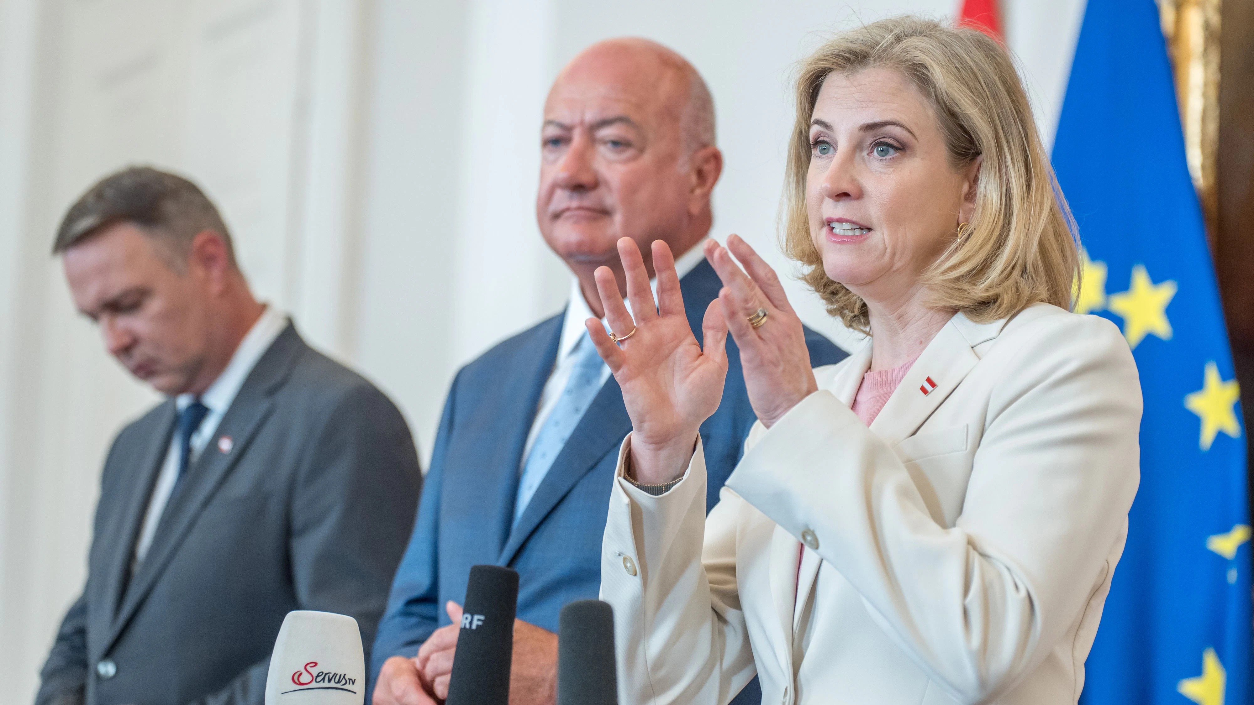 Vizekanzler Andreas Babler (SPÖ), Bundeskanzler Christian Stocker (ÖVP) und Außenministerin Beate Meinl-Reisinger (NEOS)