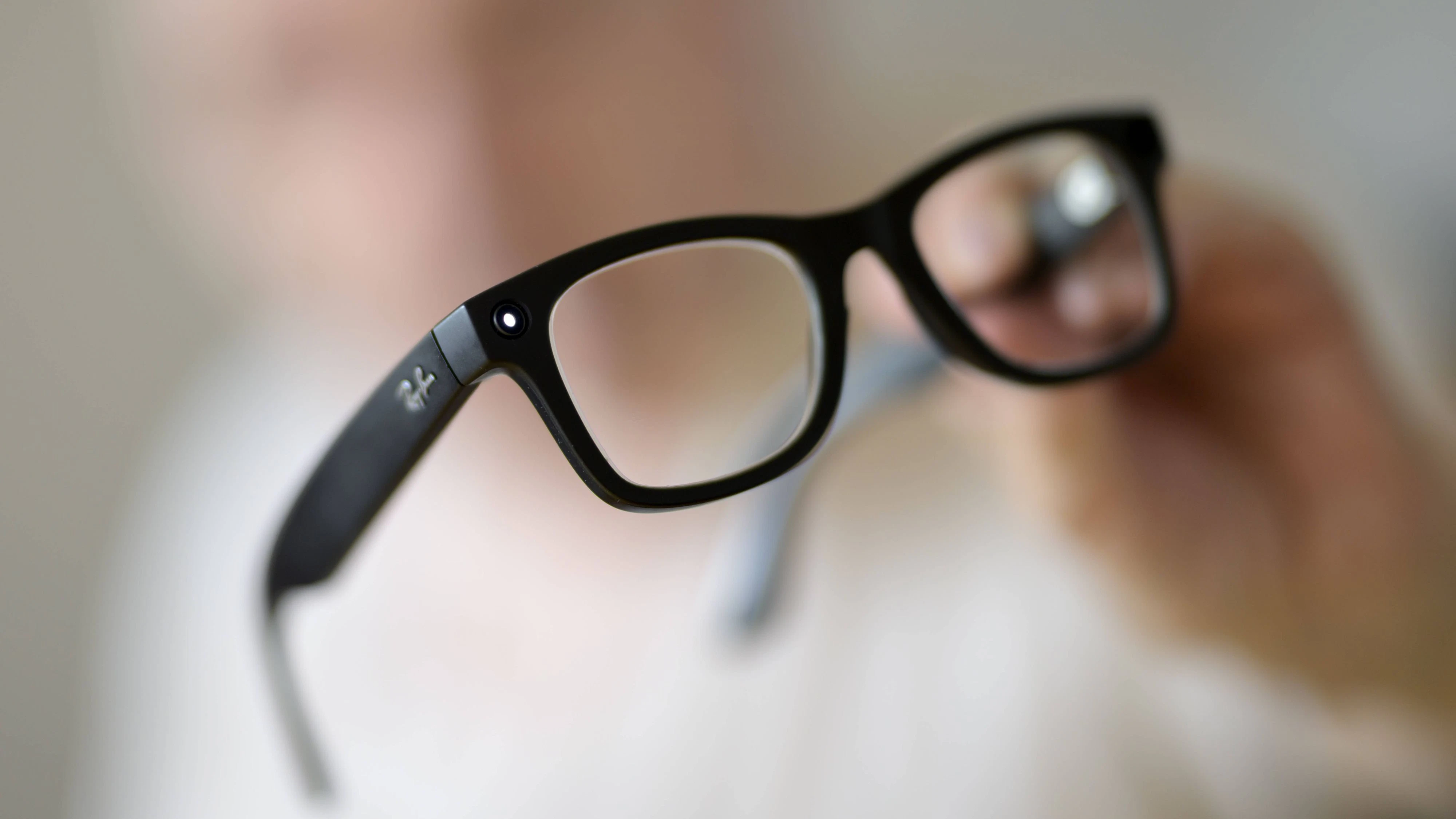 AI Brille von Ray-Ban und Meta, "Wayfarer 072C": Nur ein kleines Licht zeigt an, dass die Kamera aktiv ist. Dieses lässt sich jedoch leicht ausbauen oder überkleben. 