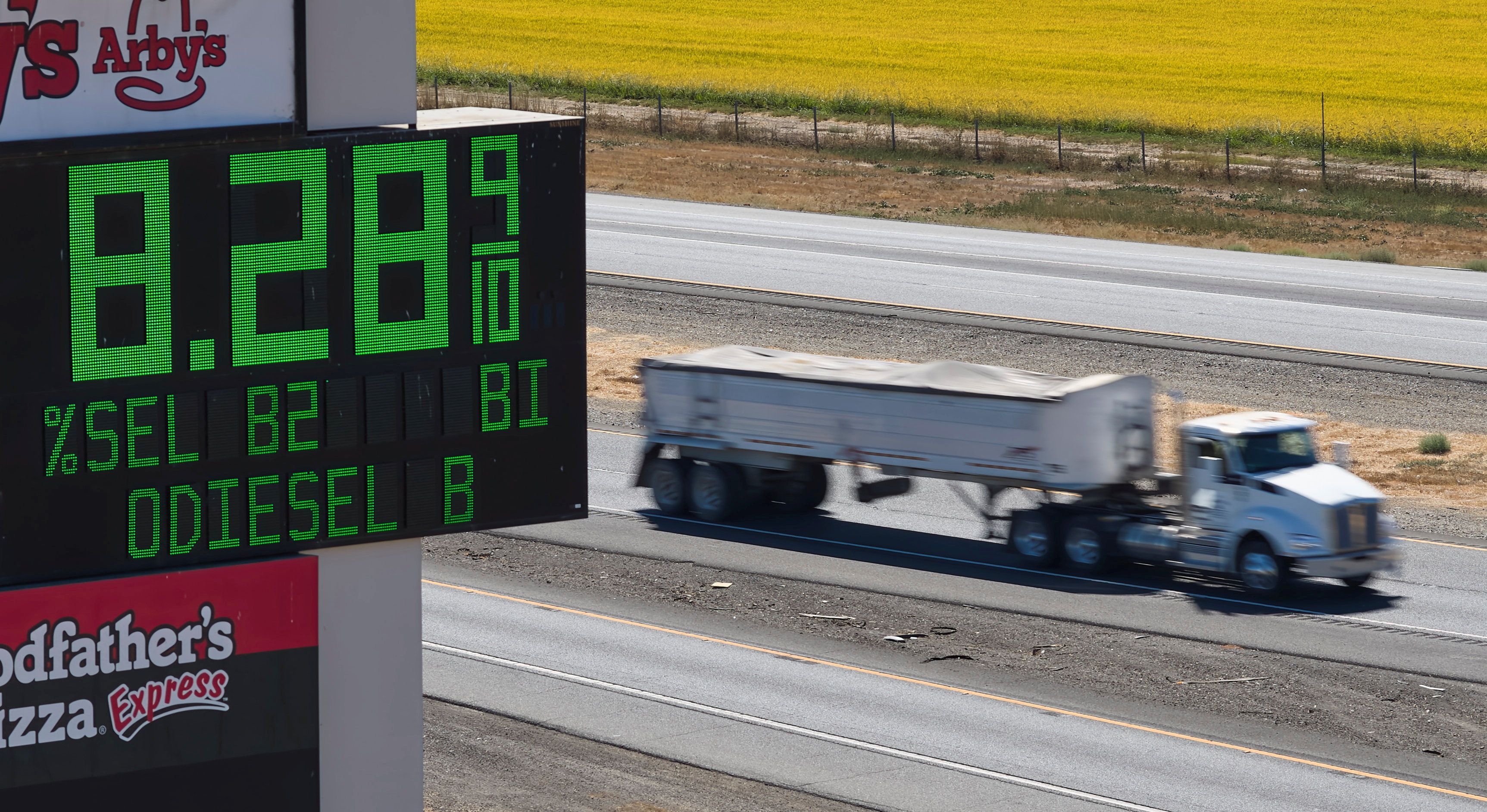 Ein Sattelzug fährt an einem Schild vorbei, auf dem der Dieselpreis angegeben ist, entlang der Interstate 5 in Williams, Kalifornien, USA, am 28. September 2026. 