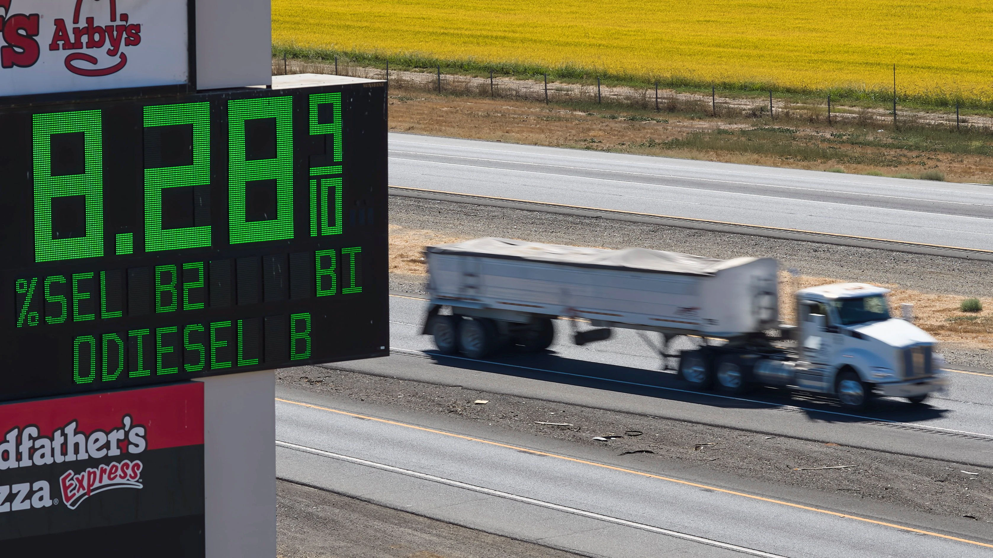 Ein Sattelzug fährt an einem Schild vorbei, auf dem der Dieselpreis angegeben ist, entlang der Interstate 5 in Williams, Kalifornien, USA, am 28. September 2026. 