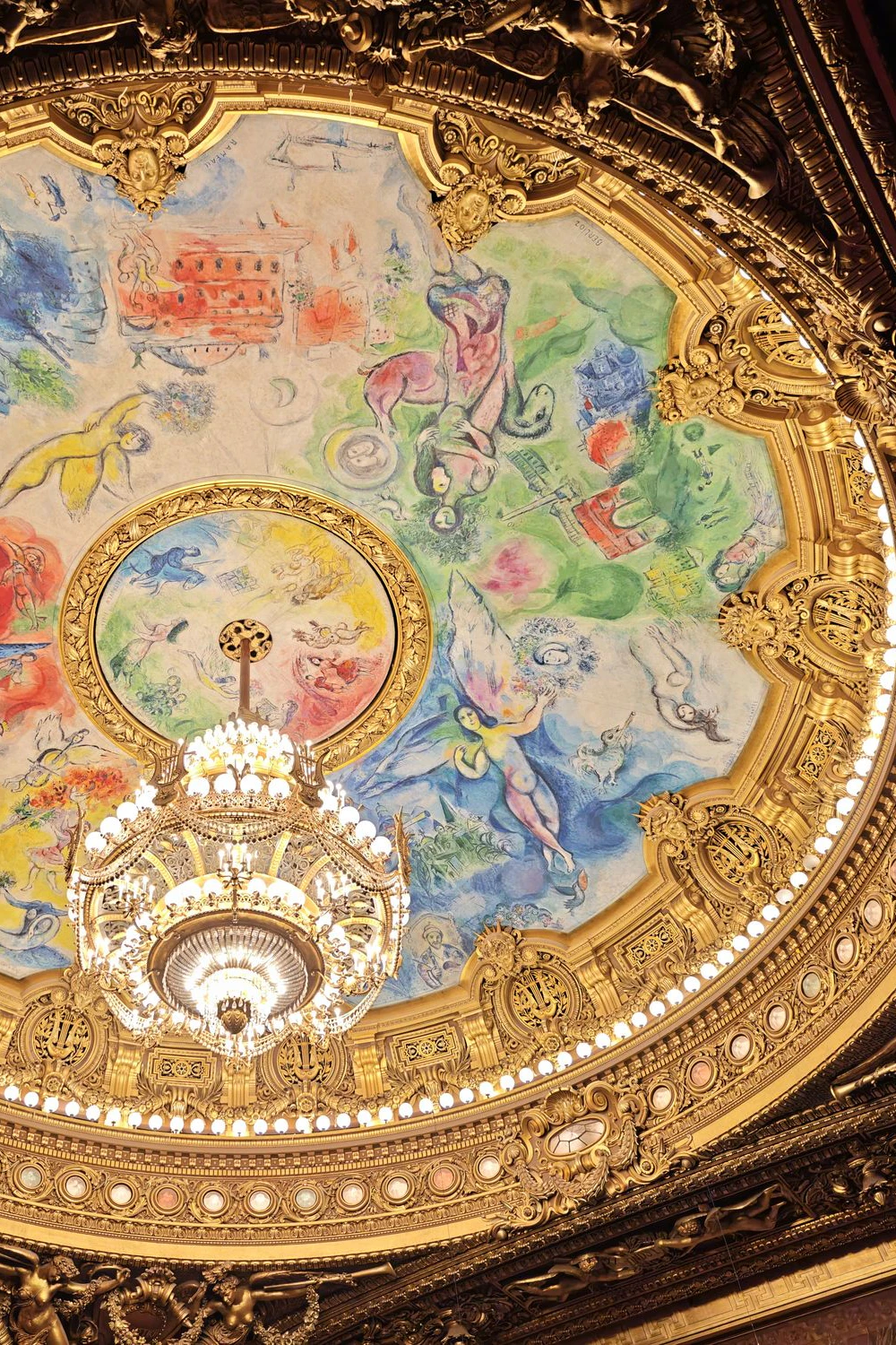 Das Fresko von Marc Chagall an der Decke des Zuschauersaals des Pariser Opernhauses. Jetzt fordert eine Klage, das weltbekannte Gemälde zu entfernen