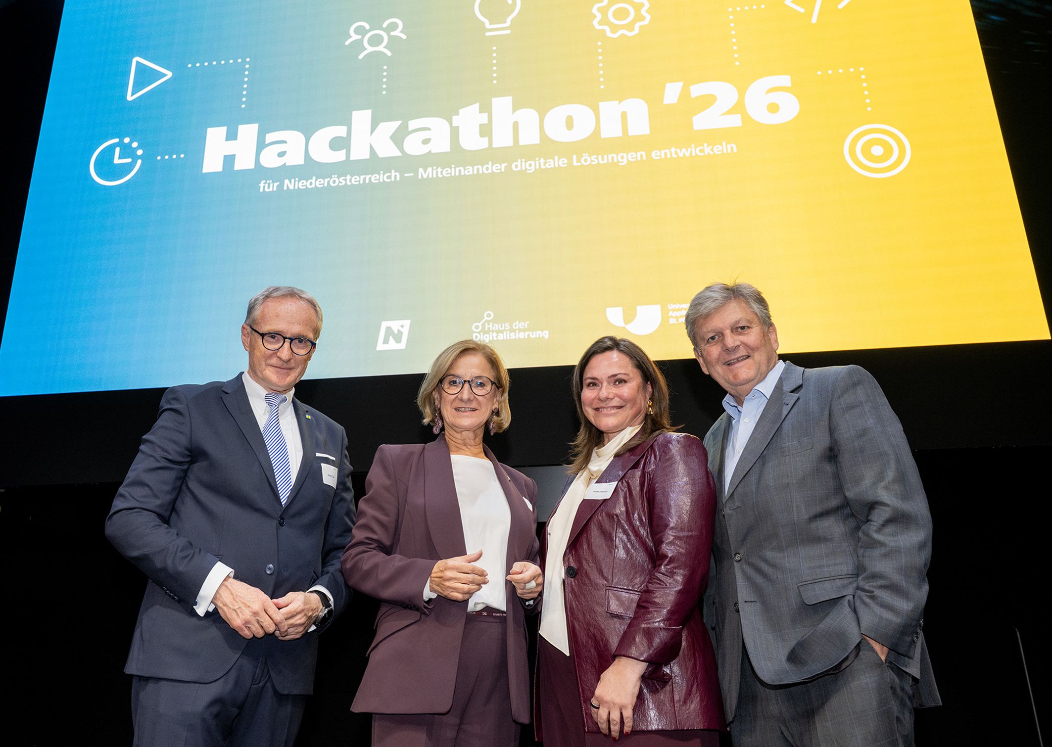 v.l.: Landesamtsdirektor Werner Trock, Landeshauptfrau Johanna Mikl-Leitner (ÖVP), Andrea Edelmann (Leiterin Innovation und Nachhaltigkeit in der EVN Gruppe) und EVN-Aufsichtsratspräsident Reinhard Wolf.
