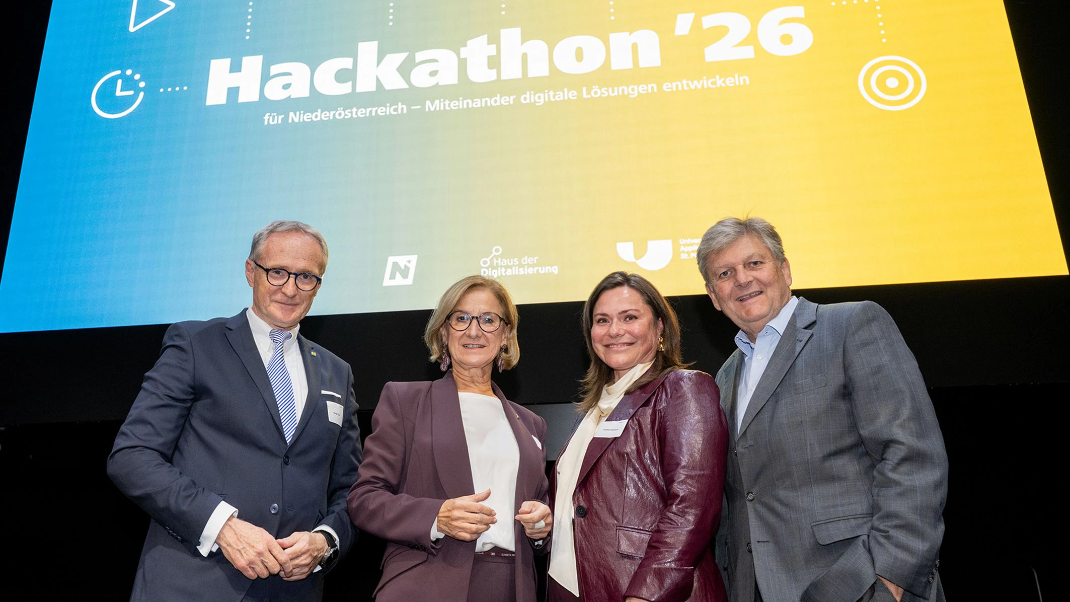 v.l.: Landesamtsdirektor Werner Trock, Landeshauptfrau Johanna Mikl-Leitner (ÖVP), Andrea Edelmann (Leiterin Innovation und Nachhaltigkeit in der EVN Gruppe) und EVN-Aufsichtsratspräsident Reinhard Wolf.
