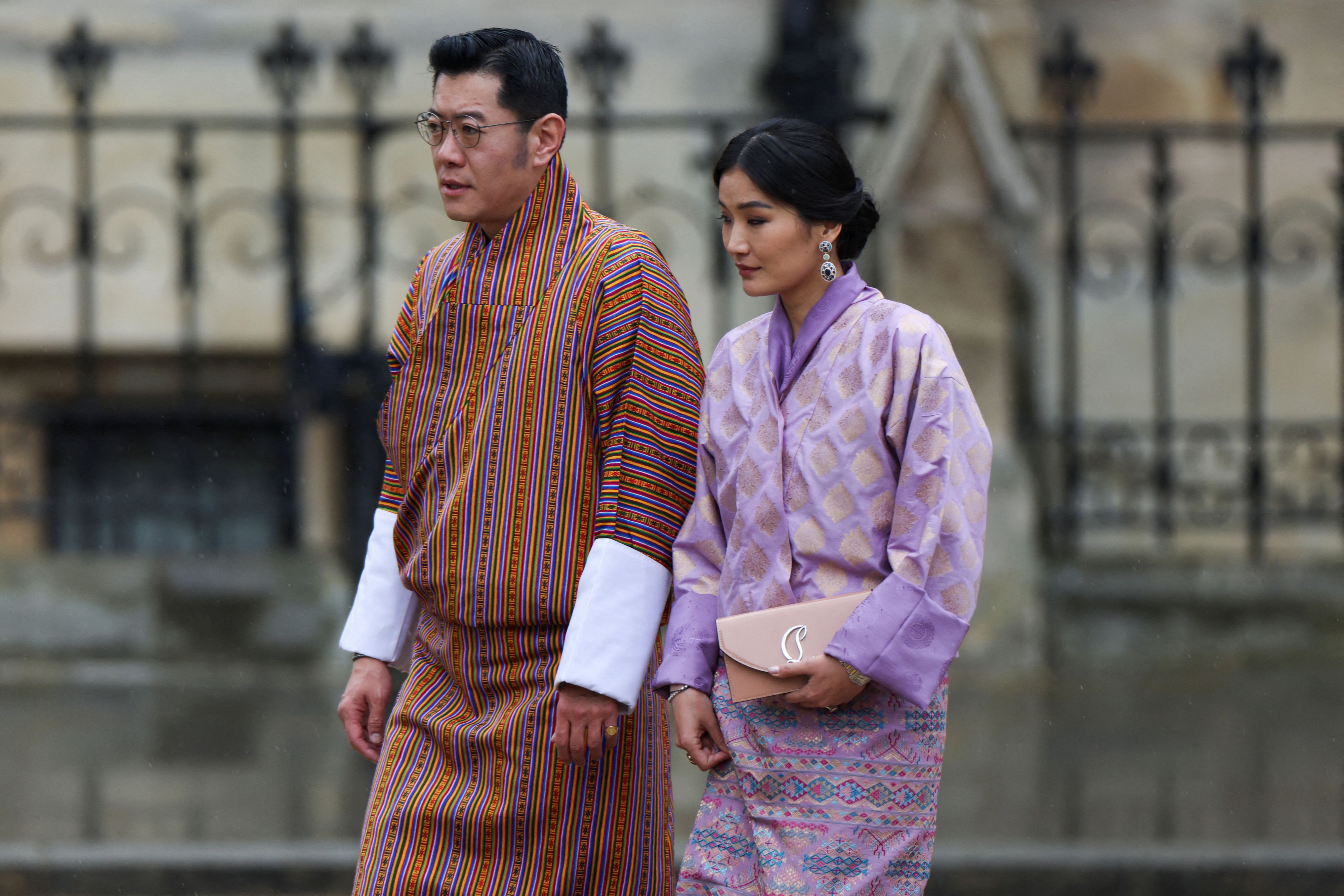 König Jigme Khesar und Königin Jetsun Pema bei der Krönung von König Charles 2023. 