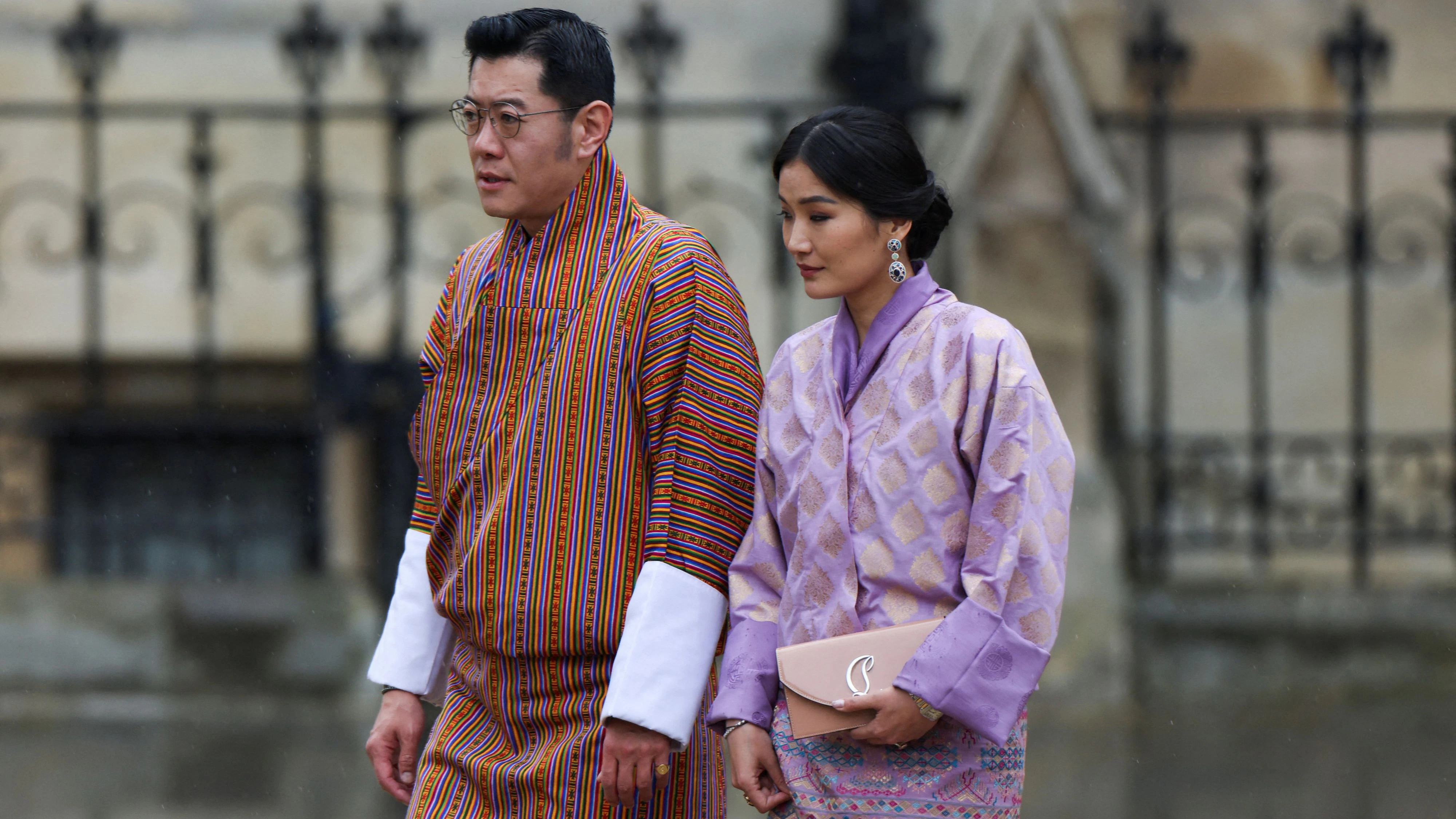 König Jigme Khesar und Königin Jetsun Pema bei der Krönung von König Charles 2023. 