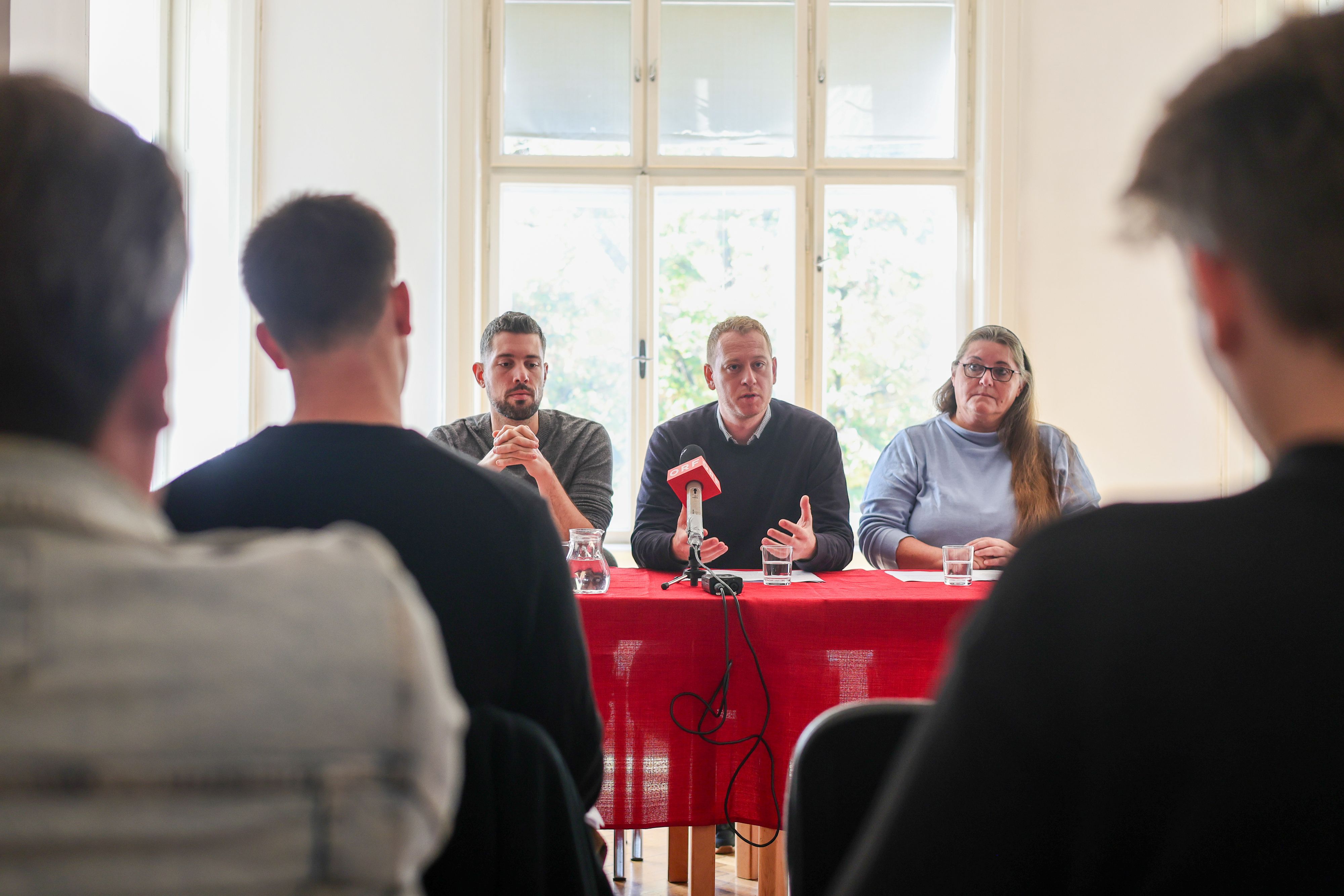 Max Zirngast (M.) bei der Pressekonferenz: Der Landessprecher der KPÖ Niederösterreich mit Tobias Schweiger (l.), Bundessprecher der KPÖ, und Renate Strauss, Stadträtin der Liste Schuh in Fischamend