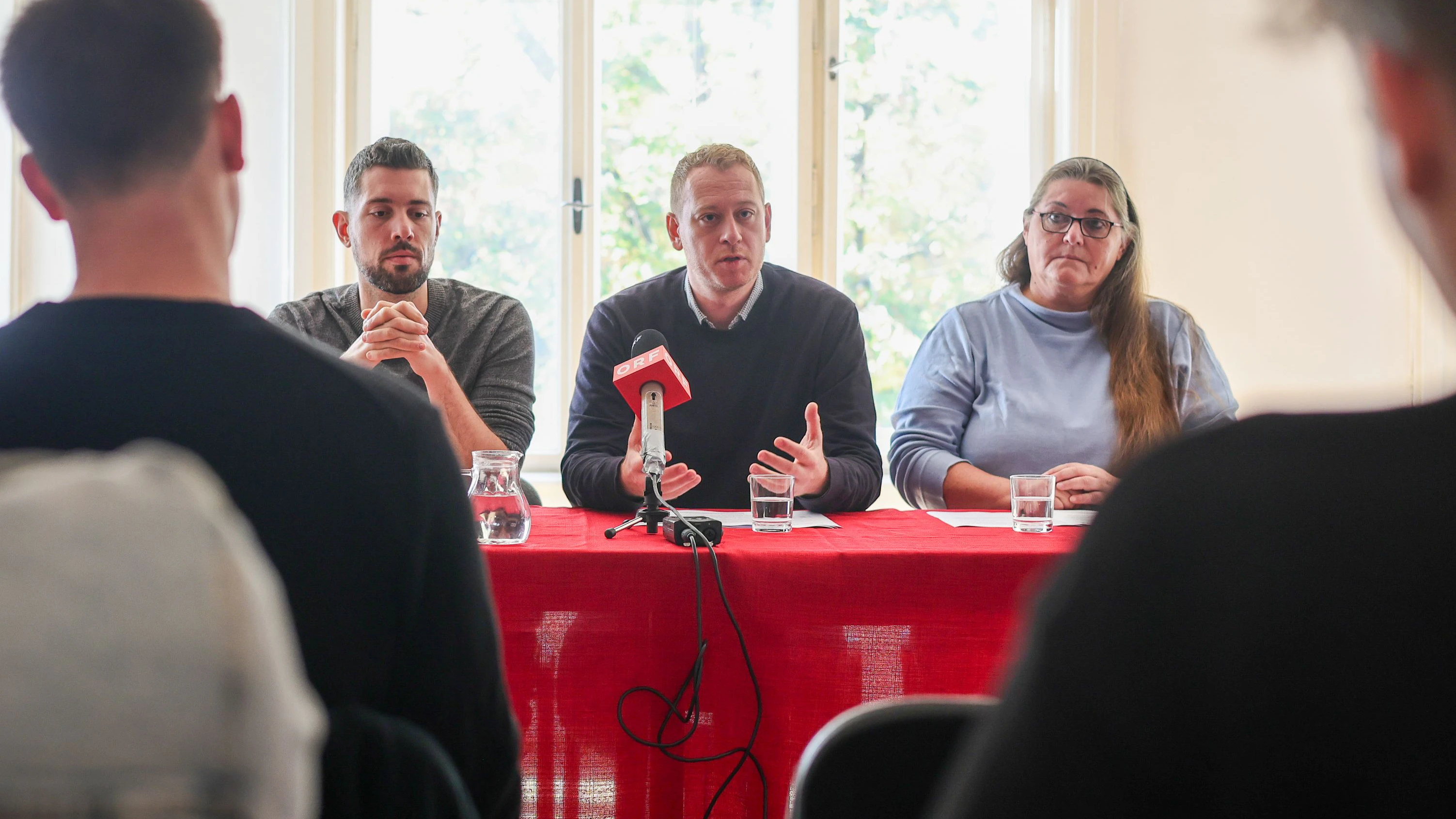 Max Zirngast (M.) bei der Pressekonferenz