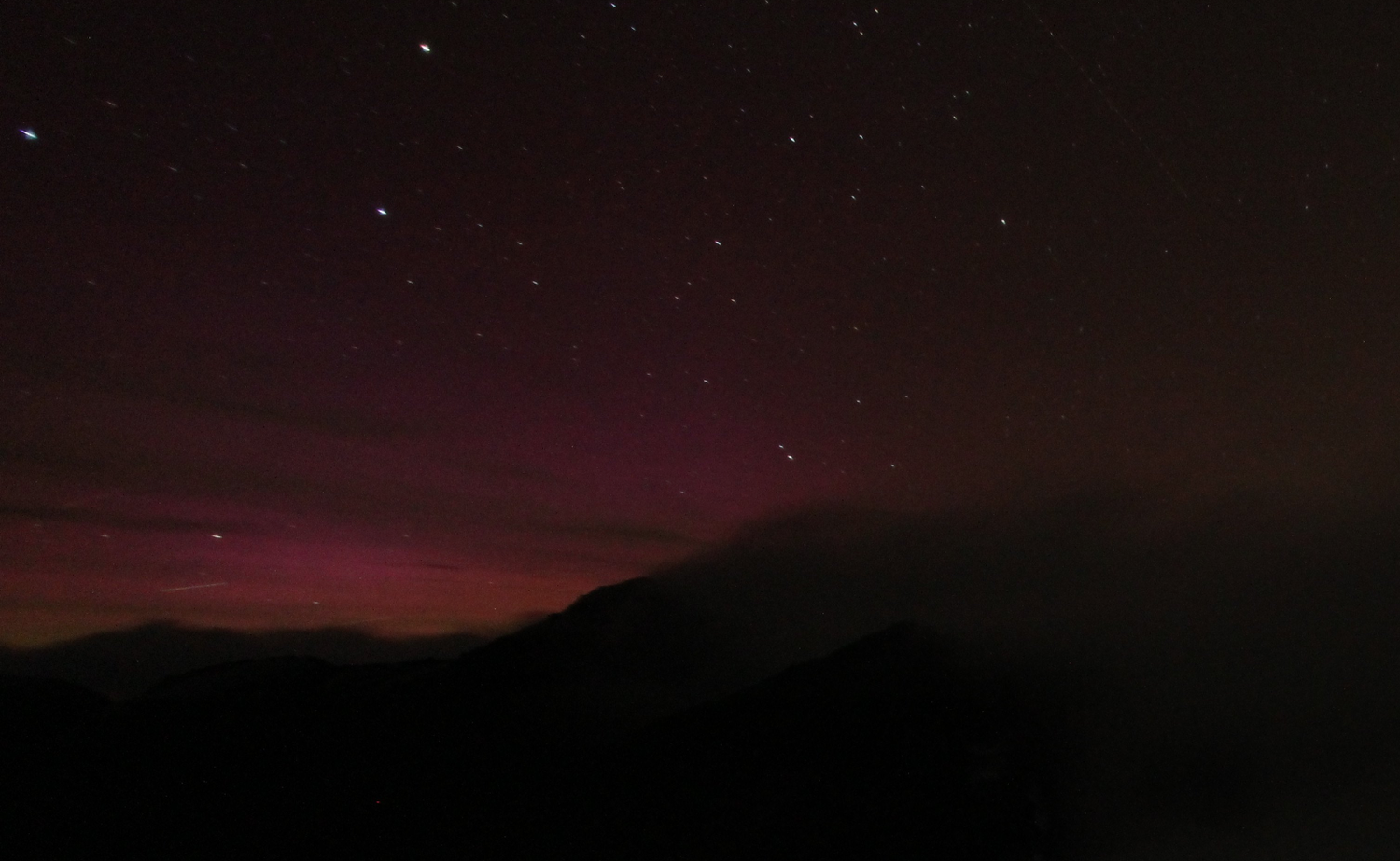 Schwache Polarlichter leuchteten am 10. Oktober 2026, gegen 21 Uhr, über dem Kleinfleißkees im Nationalpark Hohe Tauern. 