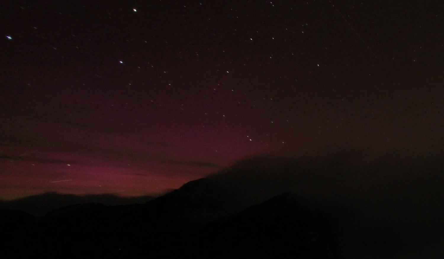 Schwache Polarlichter leuchteten am 10. Oktober 2026, gegen 21 Uhr, über dem Kleinfleißkees im Nationalpark Hohe Tauern. 