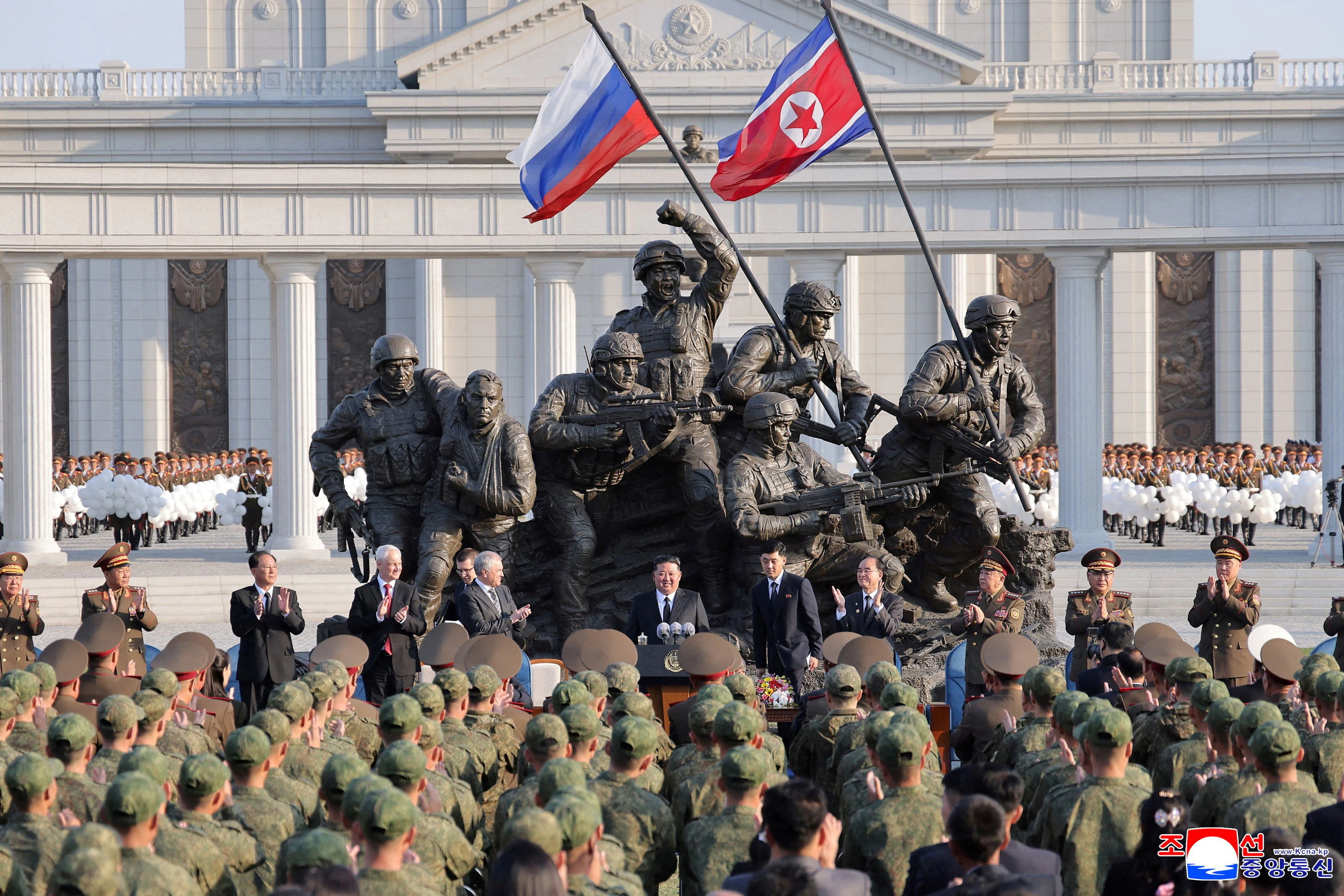 Der russische Verteidigungsminister Andrej Belousow applaudiert Nordkoreas Führer Kim Jong-un bei einer Ehrung jener Soldaten, die für Russland im Ukraine-Krieg gefallen sind