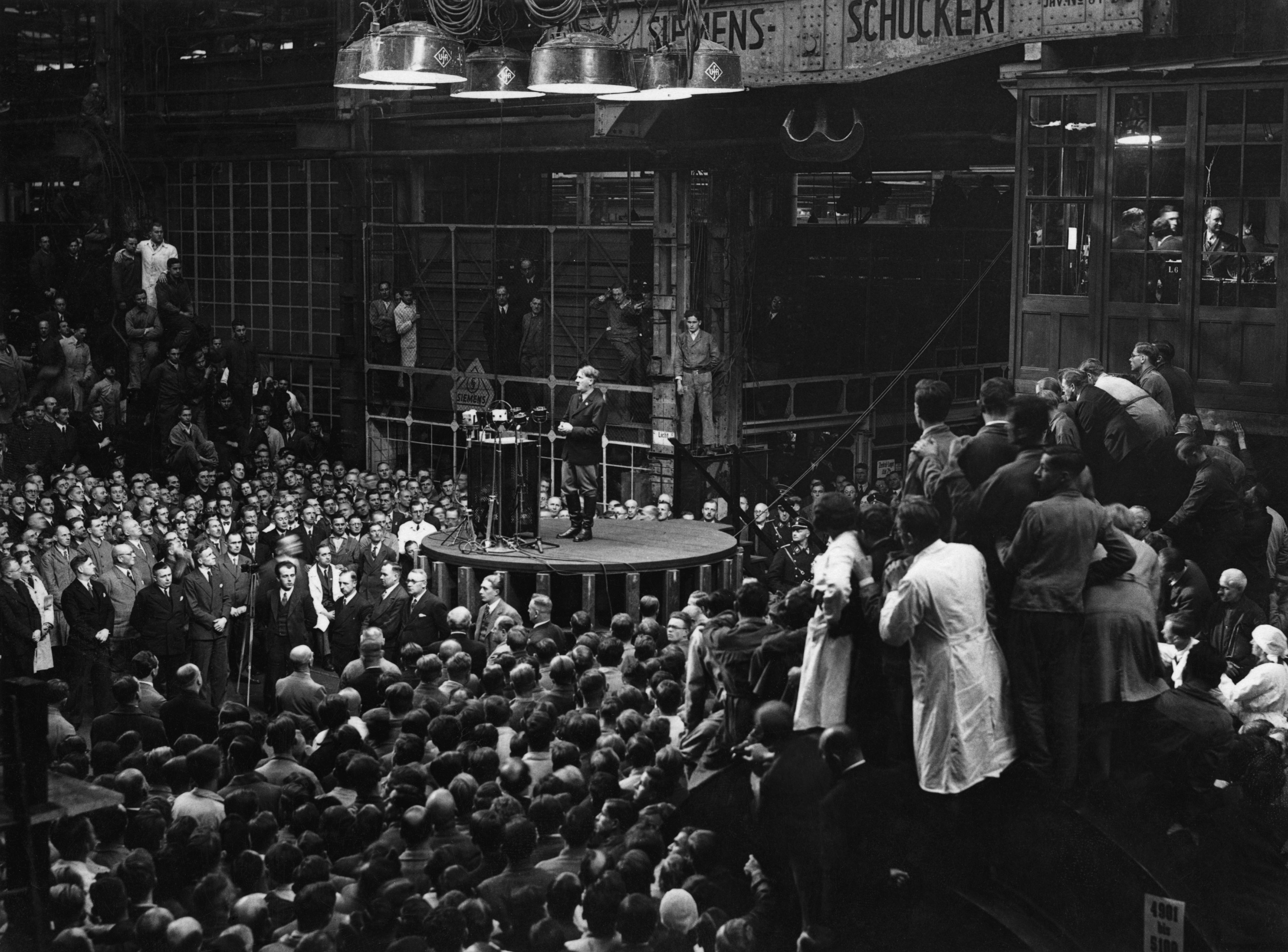 Der Jugendliche hatte seinen Schulsprecher-Wahlspot mit einem Ausschnitt antisemitischer Propaganda aus einer Rede Adolf Hitlers vor Siemens-Arbeitern im November 1933 (im Bild) unterlegt.