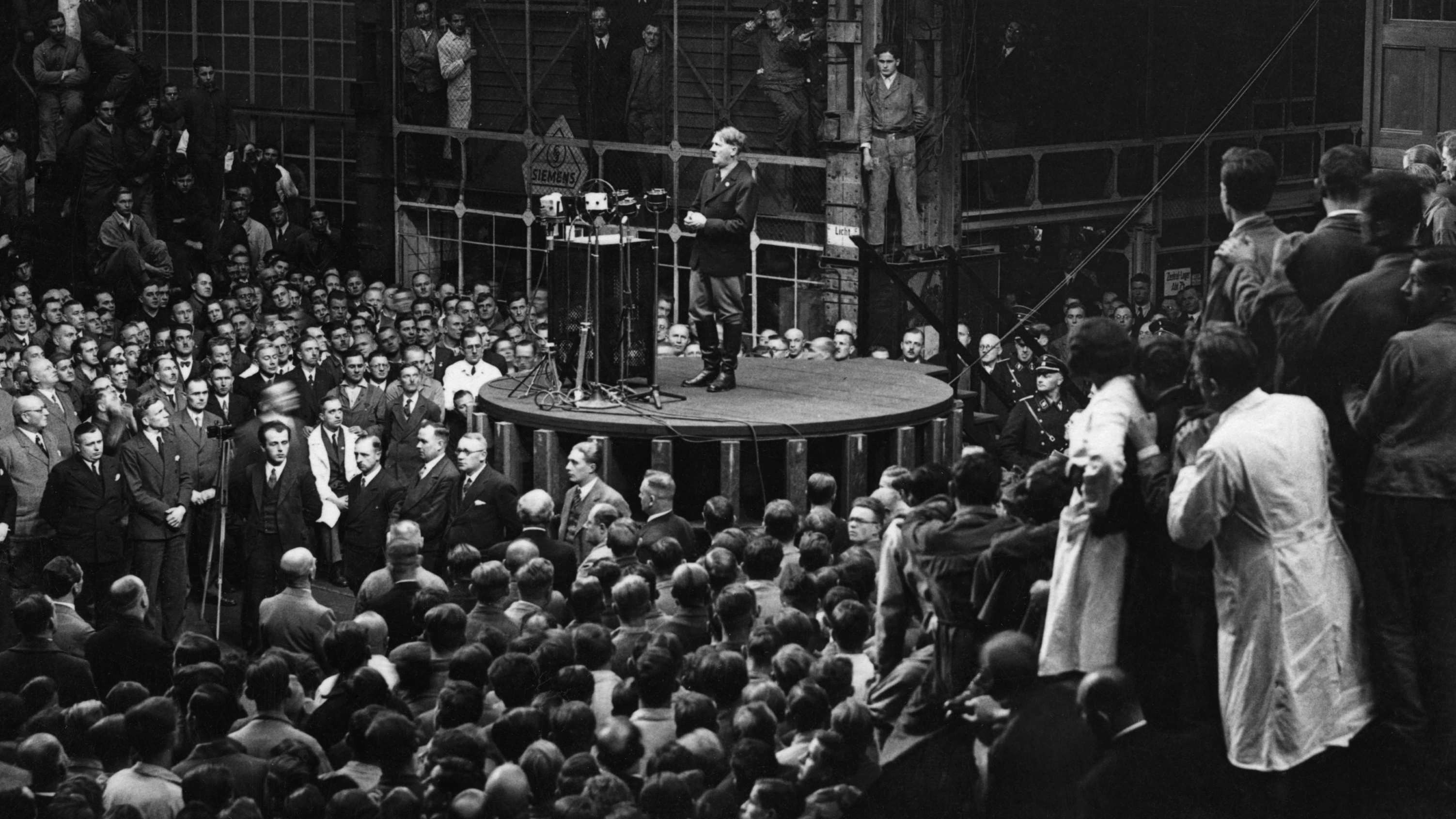 Der Jugendliche hatte seinen Schulsprecher-Wahlspot mit einem Ausschnitt antisemitischer Propaganda aus einer Rede Adolf Hitlers vor Siemens-Arbeitern im November 1933 (im Bild) unterlegt.