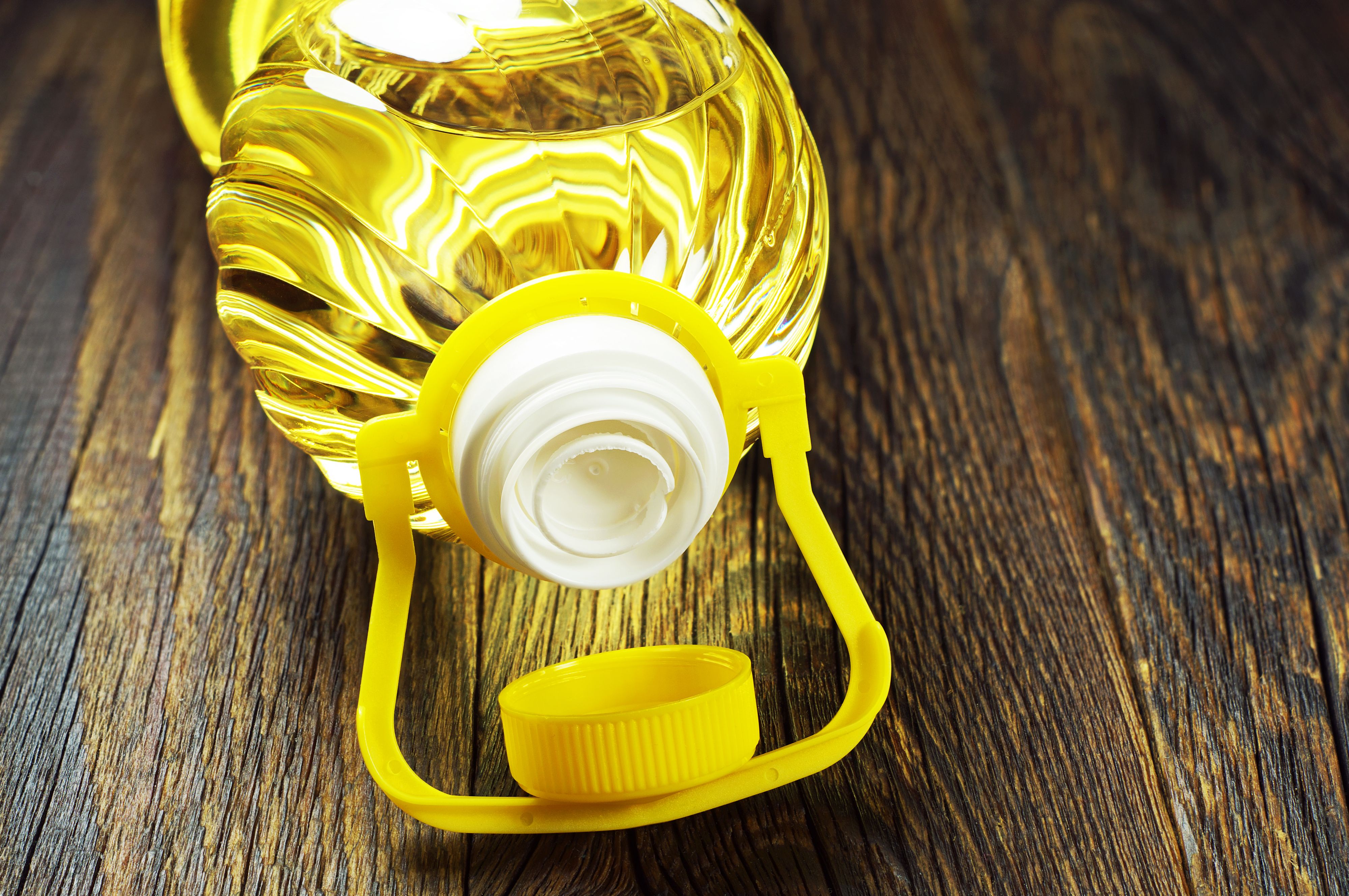 Jahrelang einfach weggeworfen? Die Lasche an deiner Ölflasche hat eine überraschende Funktion.