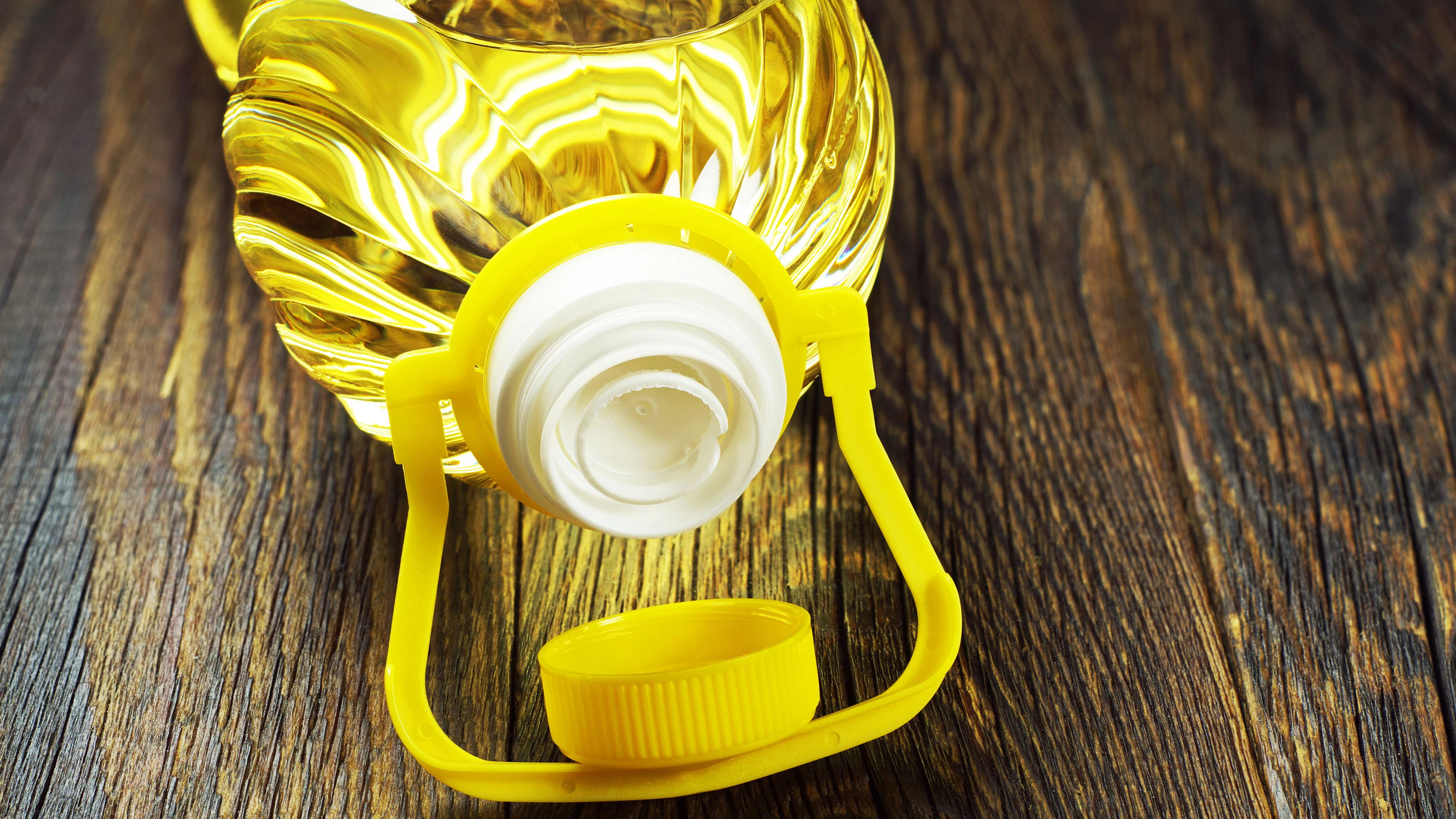 Jahrelang einfach weggeworfen? Die Lasche an deiner Ölflasche hat eine überraschende Funktion.