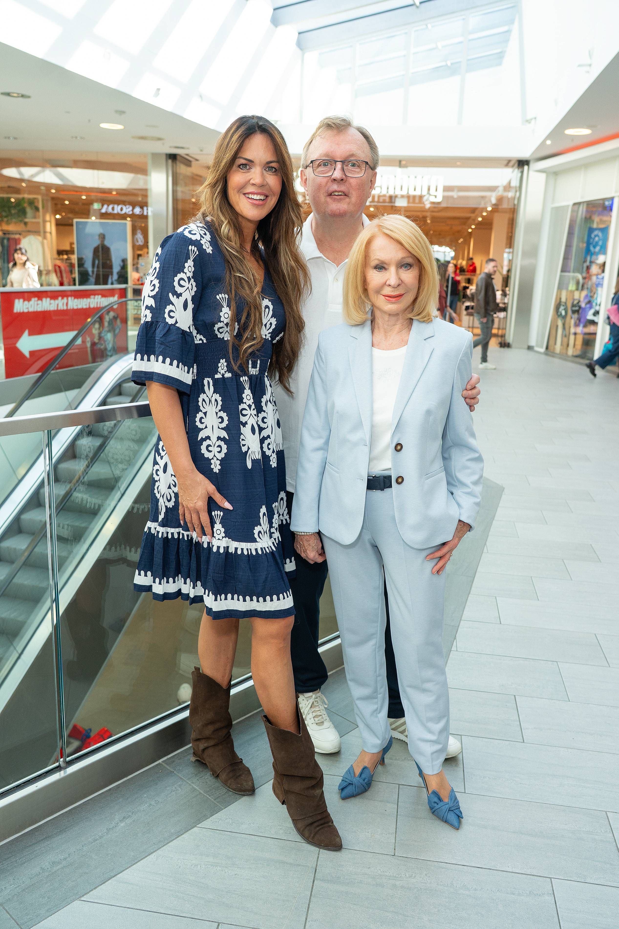 Auhof-Center-Chef Peter Schaider mit Martina Reuter und Gerda Rogers