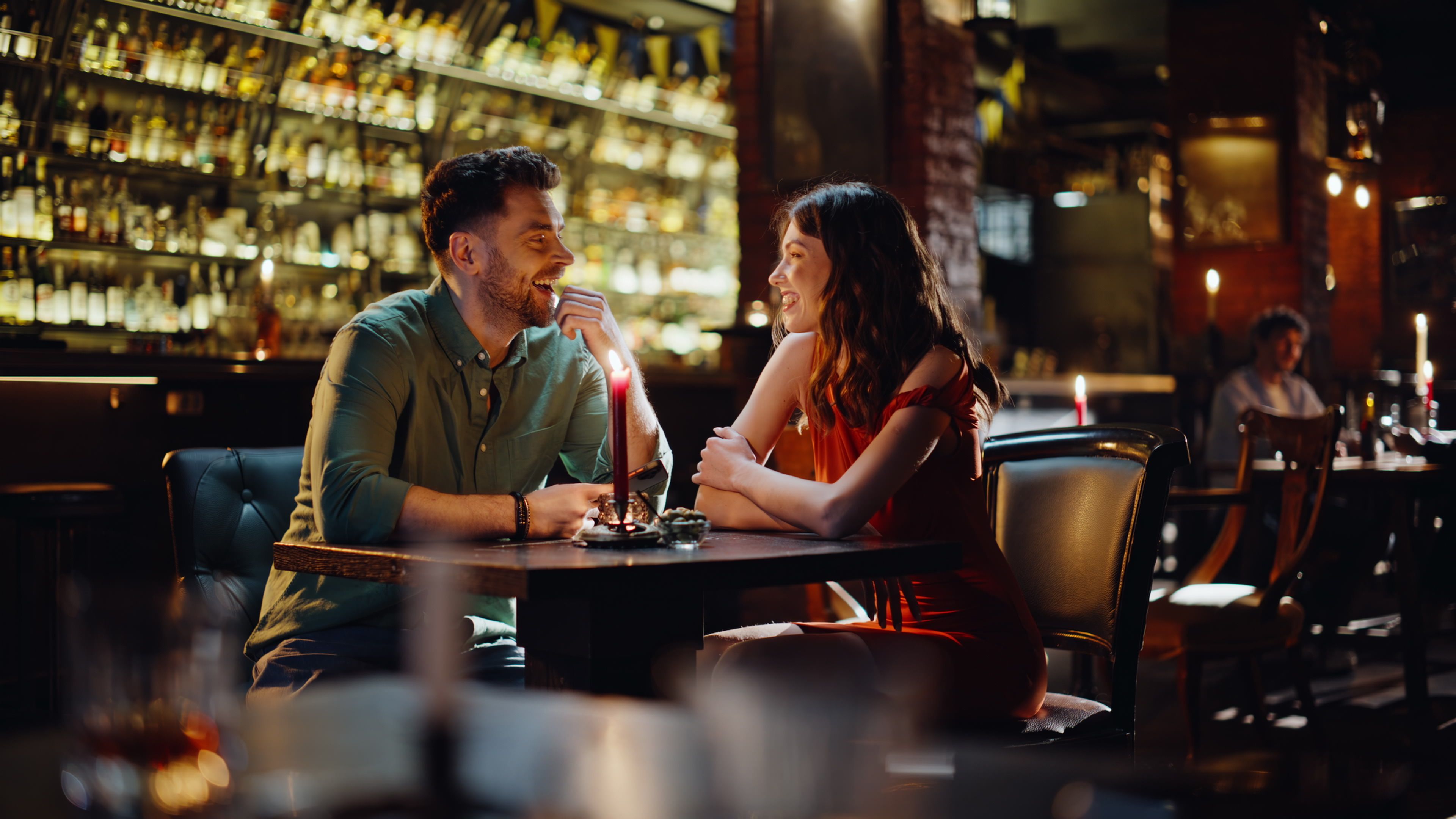 Bevor es zu seinem einem Moment beim ersten Date kommt, müssen oft Hürden überwunden werden, mit denen man nicht gerechnet hat.
