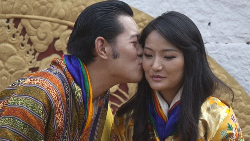 Bhutans König Jigme Khesar Namgyel Wangchuck küsst Königin Jetsun Pema vor Tausenden von Einwohnern, die sich am 15. Oktober 2011 im Changlimithang-Stadion in Bhutans Hauptstadt Thimphu zum dritten Tag ihrer Hochzeitsfeier versammelt hatten.