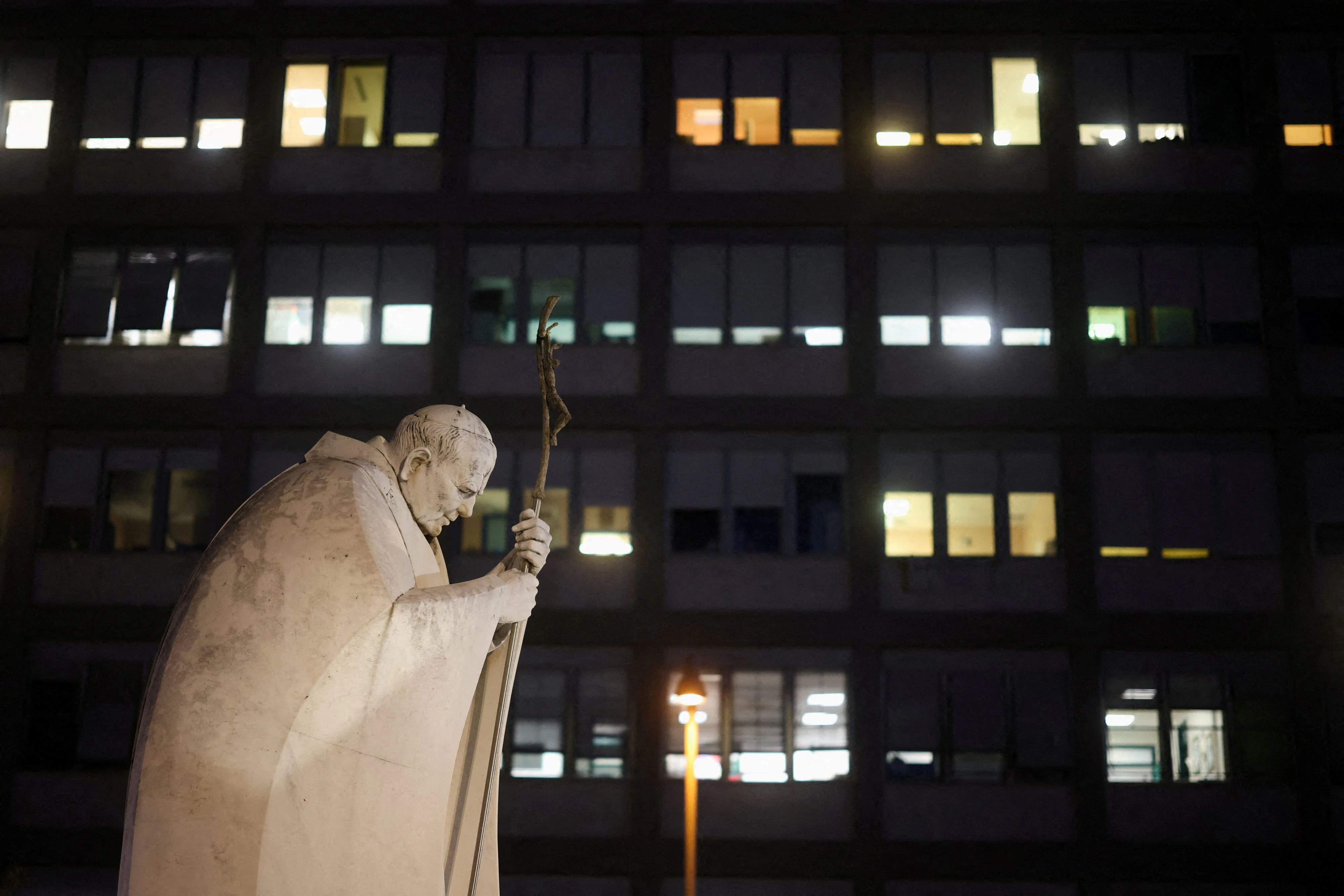 Die nächtlich erleuchtete Gemelli-Klinik mit einem Standbild von Leos Vorgänger, Papst Johannes Paul II.